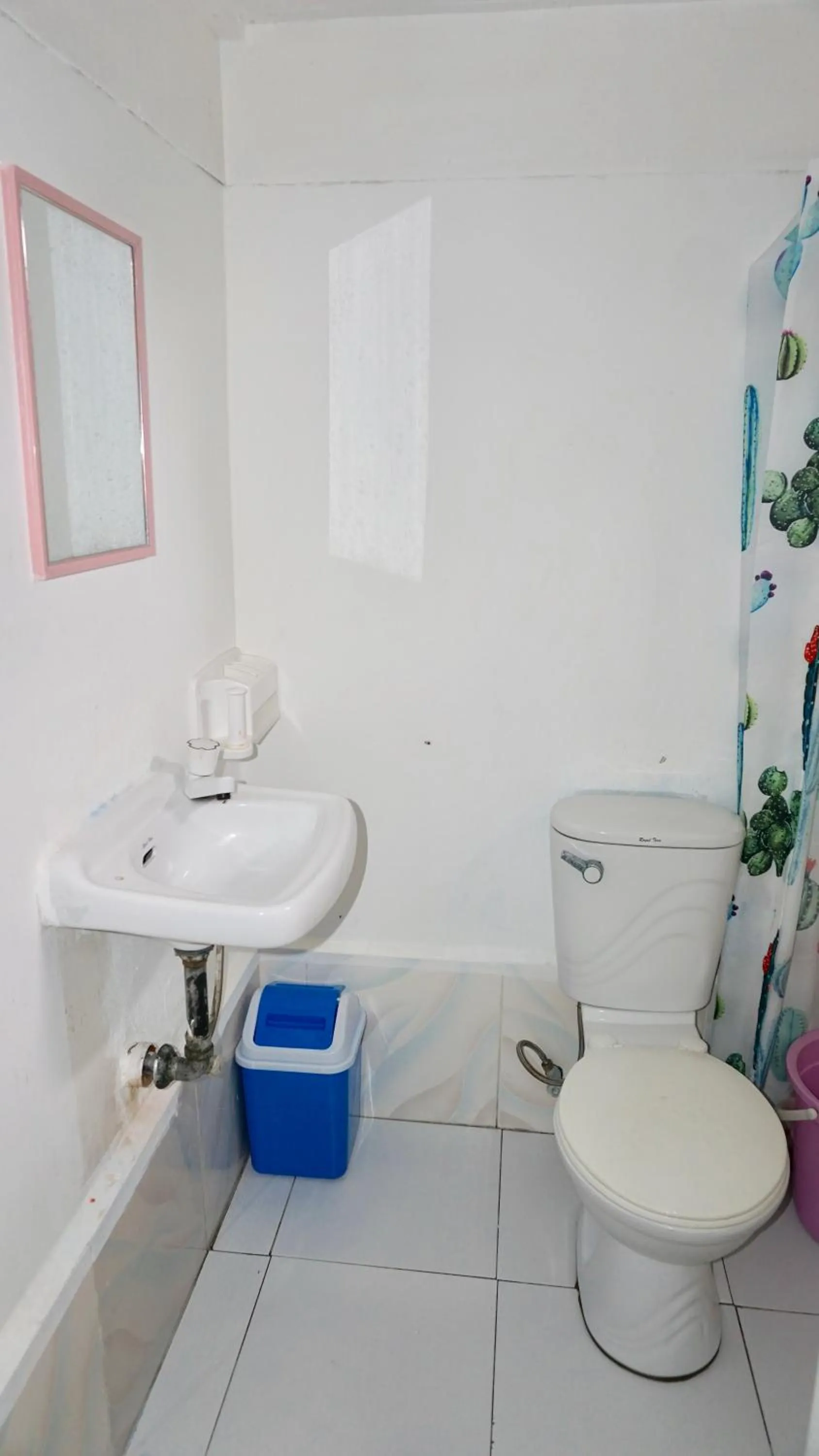 Toilet in Mabuhay Thresher Dive Resort
