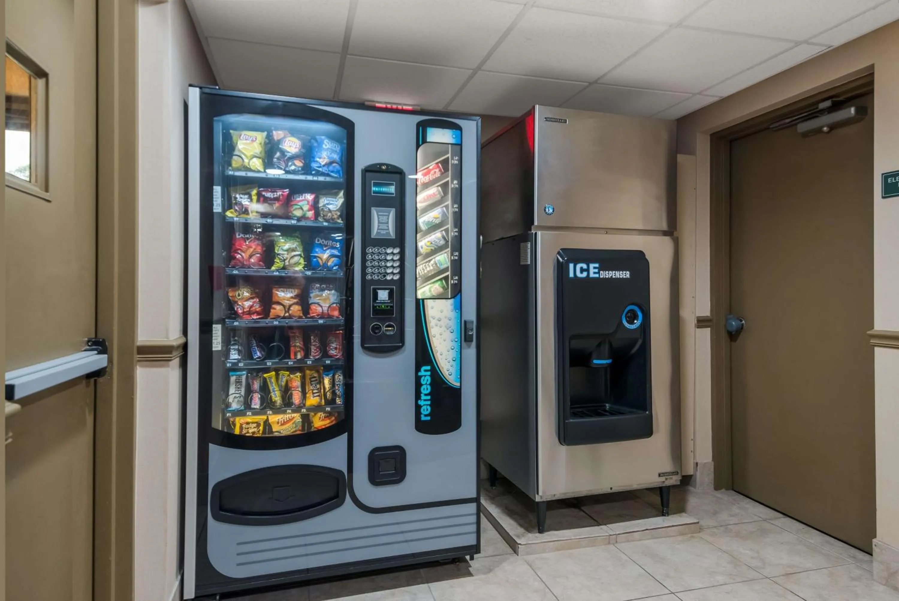 Property building in Best Western Philadelphia South - West Deptford Inn