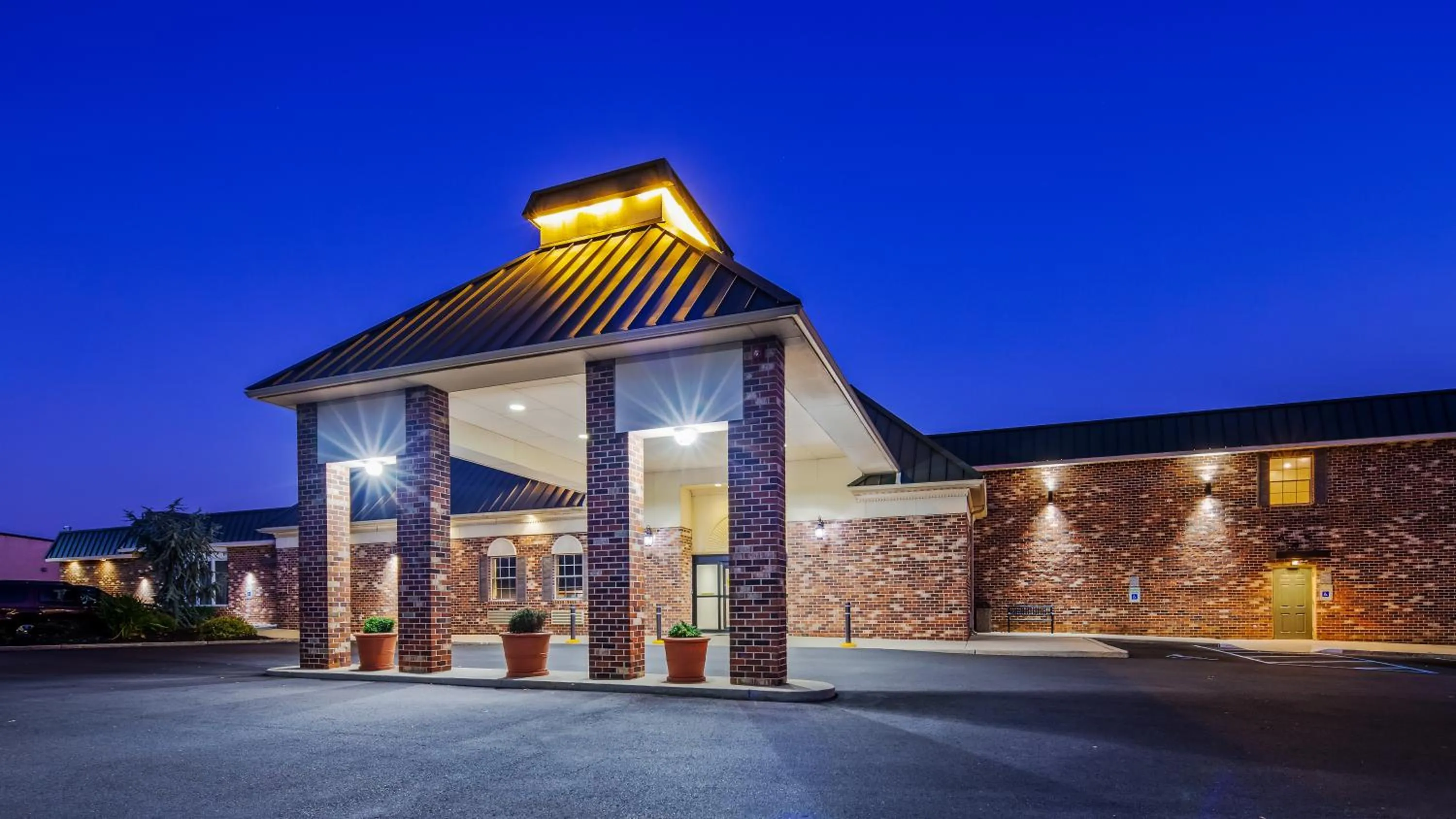 Property building in Best Western Philadelphia South - West Deptford Inn