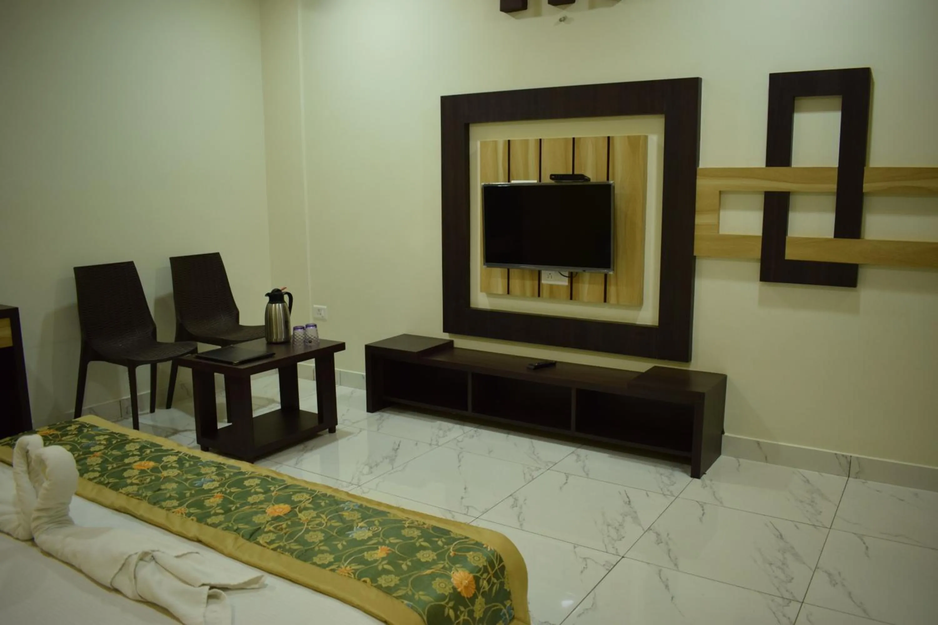 TV and multimedia, Bed in Shri Ram Residency