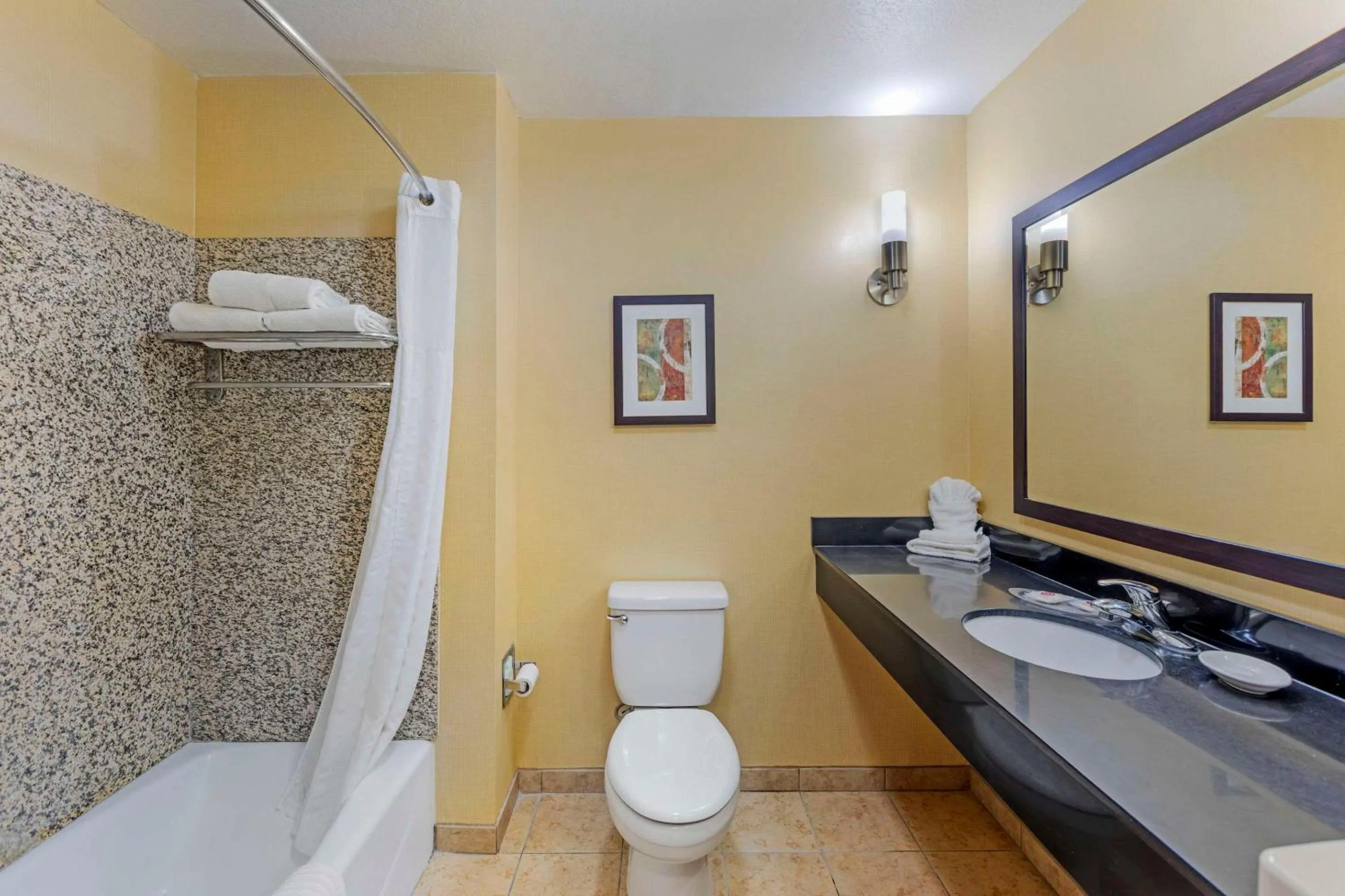 Shower in Comfort Suites Blythe