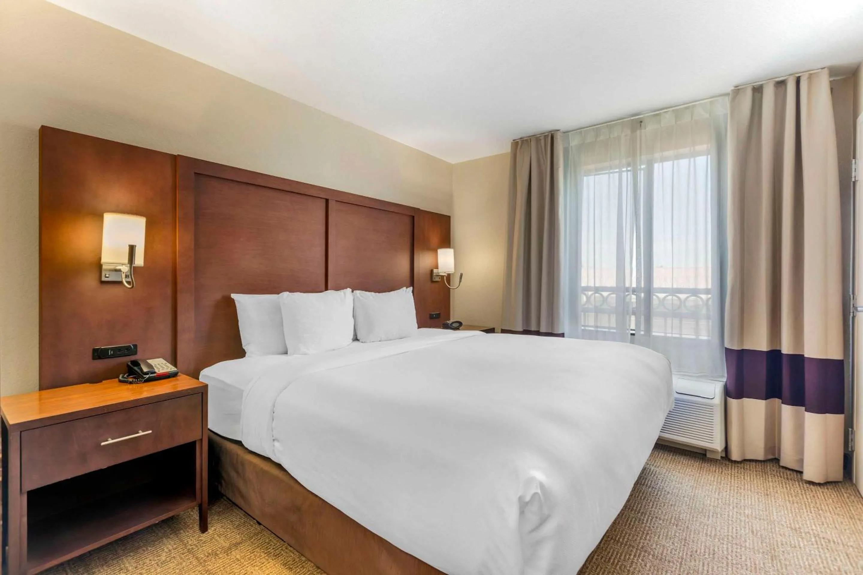 Bed in Comfort Suites Blythe