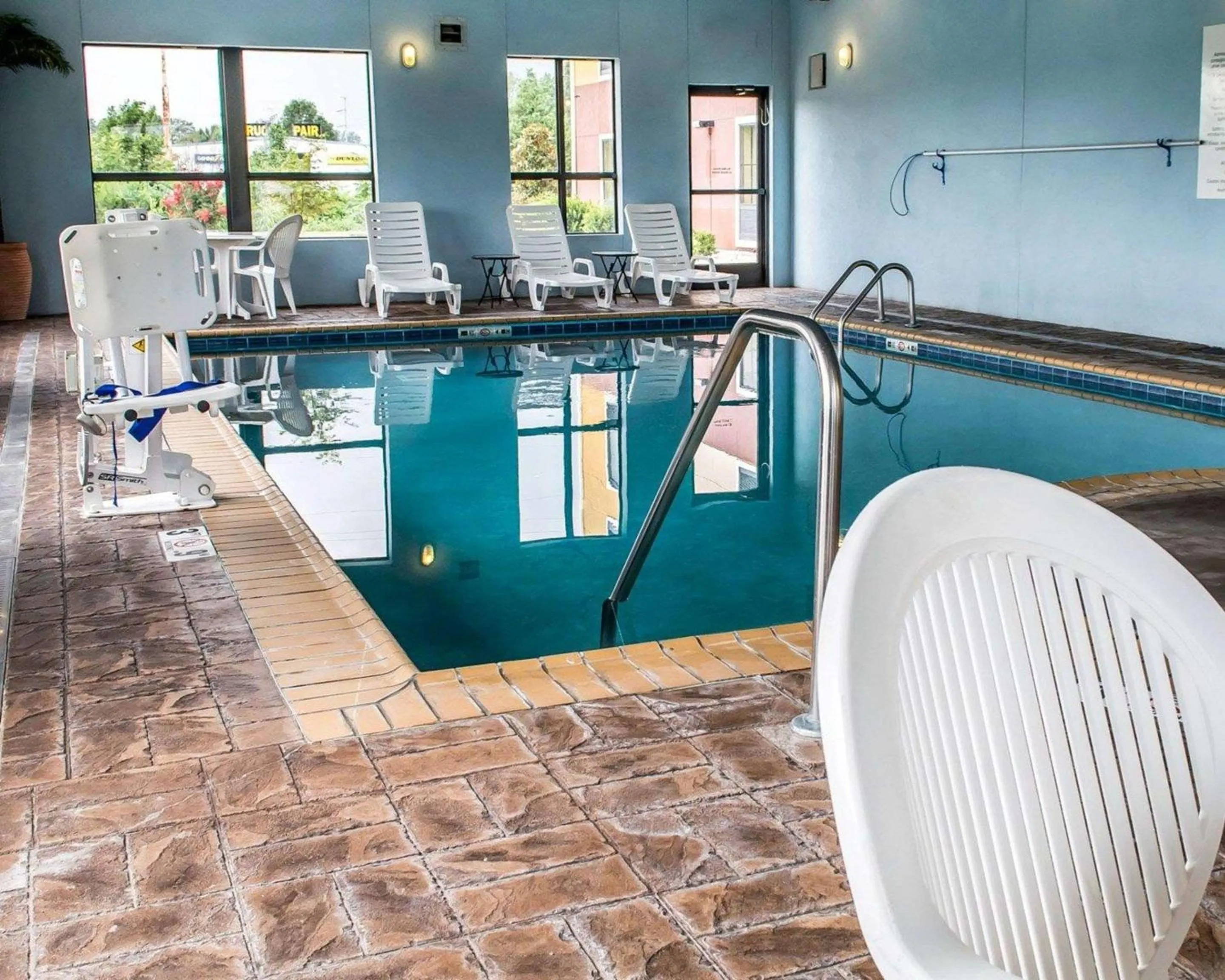 Swimming pool in Comfort Inn & Suites Franklin East