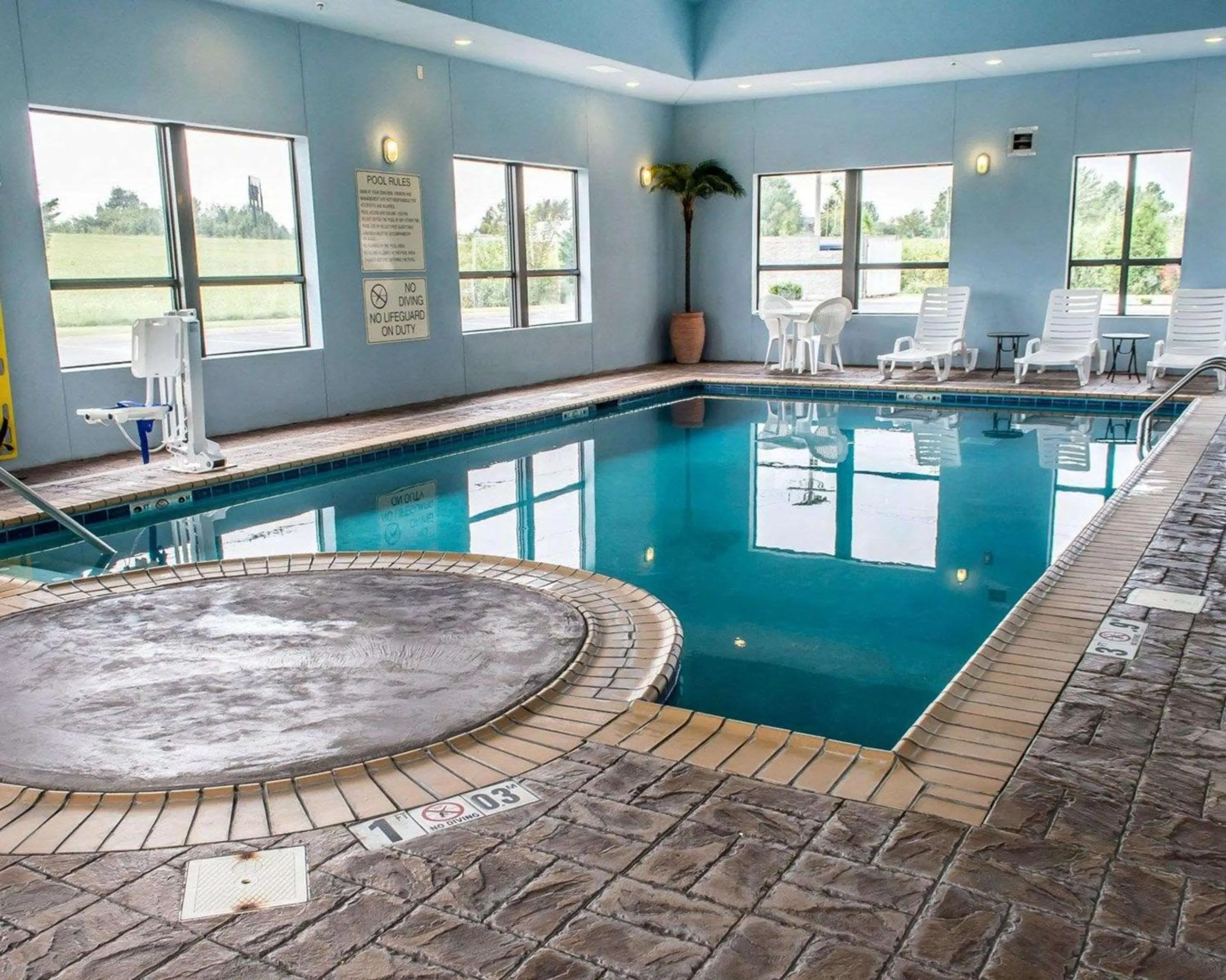 Swimming pool in Comfort Inn & Suites Franklin East