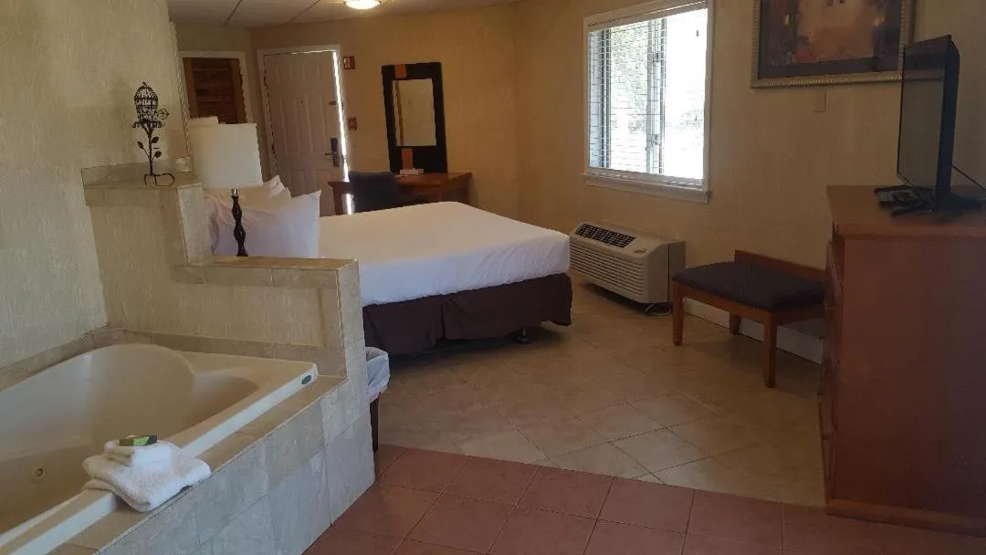 Luxury King with Spa Bath in Cedar Park Inn