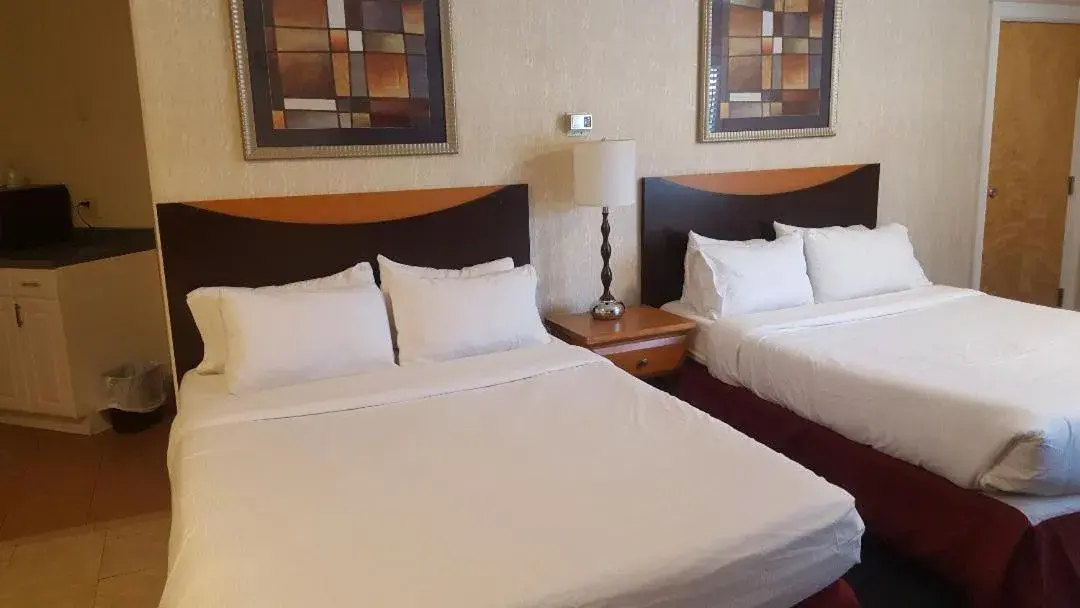 Luxury Two Queen Beds with Spa Bath in Cedar Park Inn Luxury Two Queen Beds with Spa Bath in Cedar Park Inn