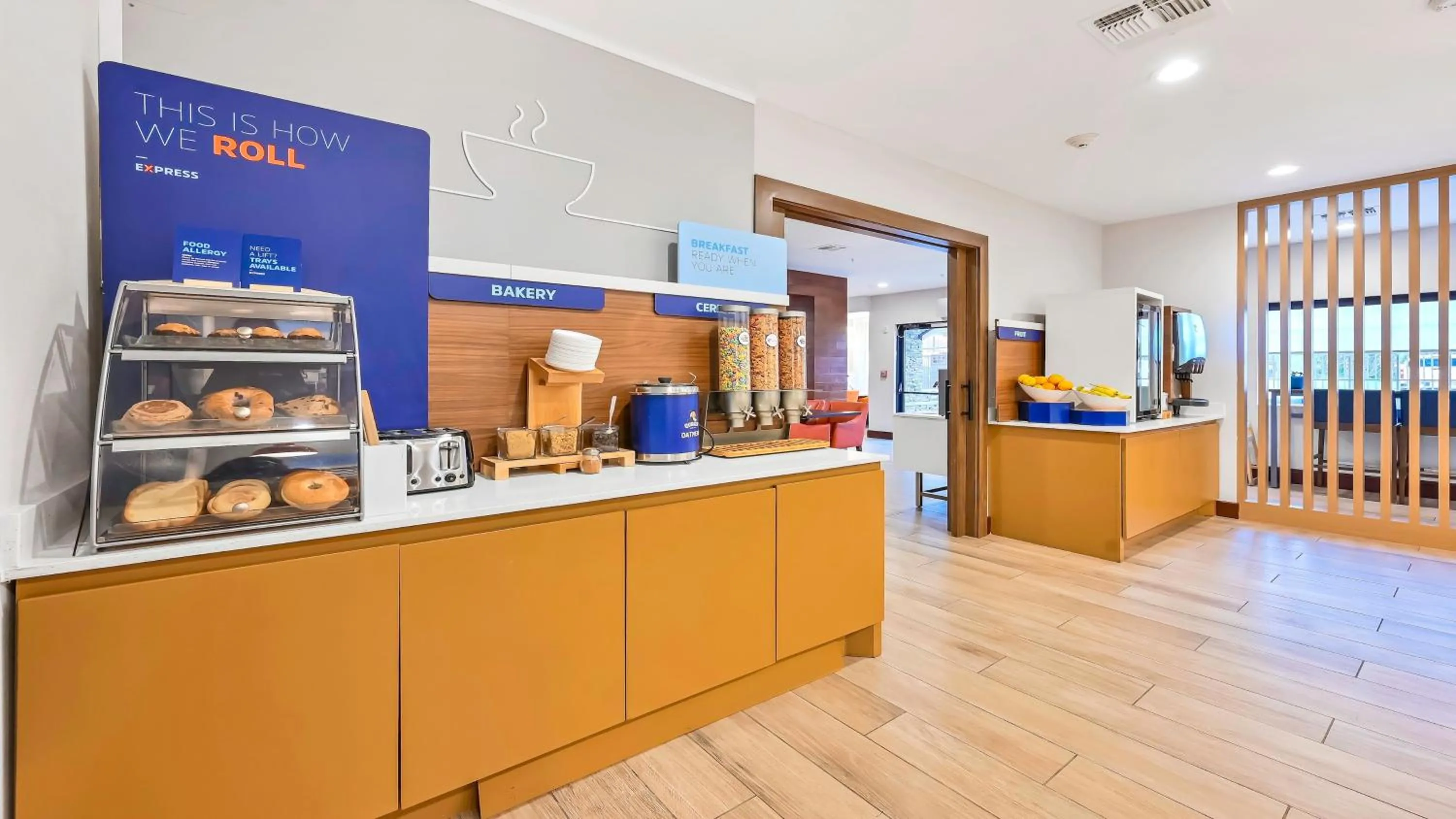 Breakfast in Holiday Inn Express Palestine by IHG