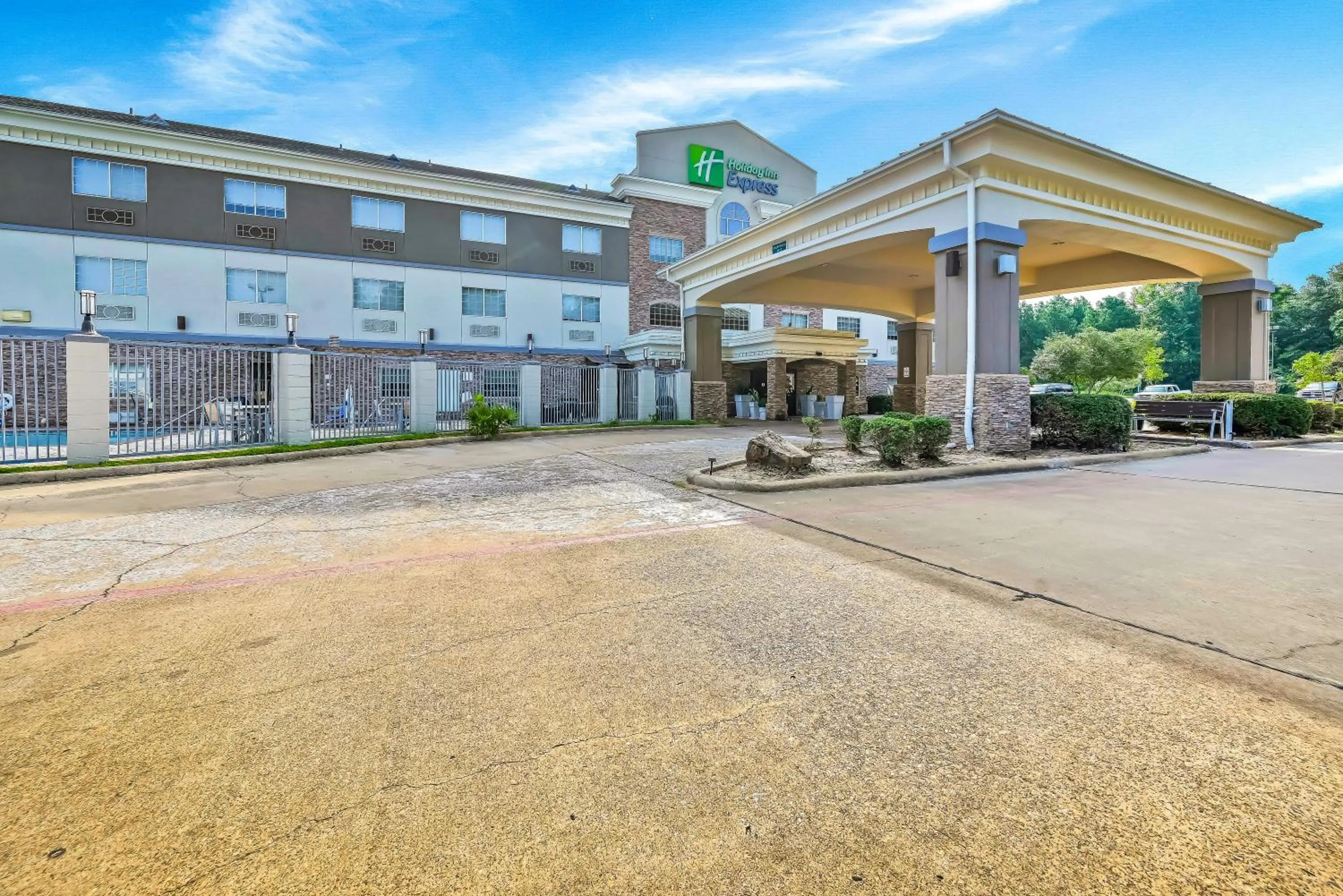 Property building in Holiday Inn Express Palestine by IHG