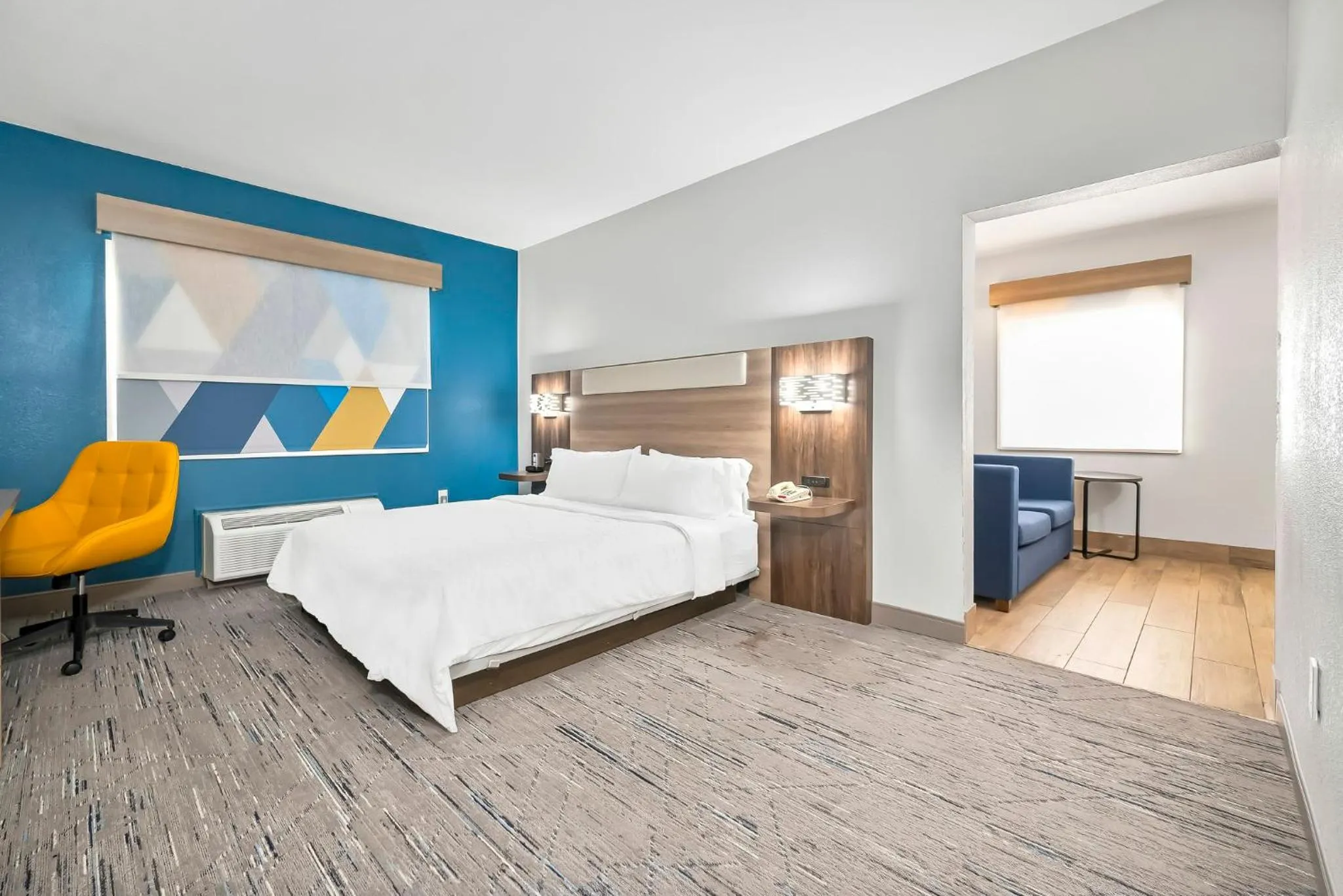 Photo of the whole room, Bed in Holiday Inn Express Palestine by IHG