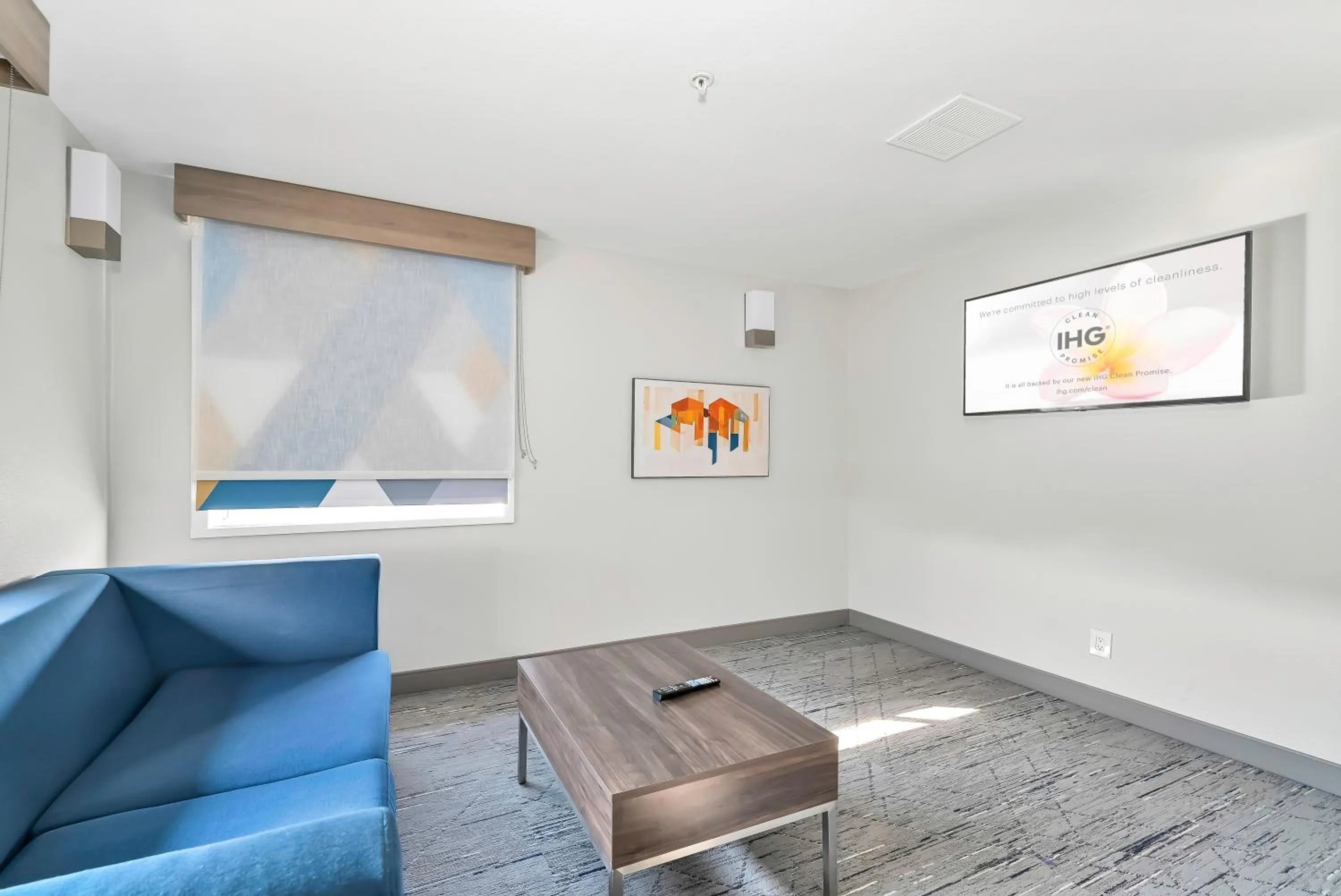 Seating area in Holiday Inn Express Palestine by IHG