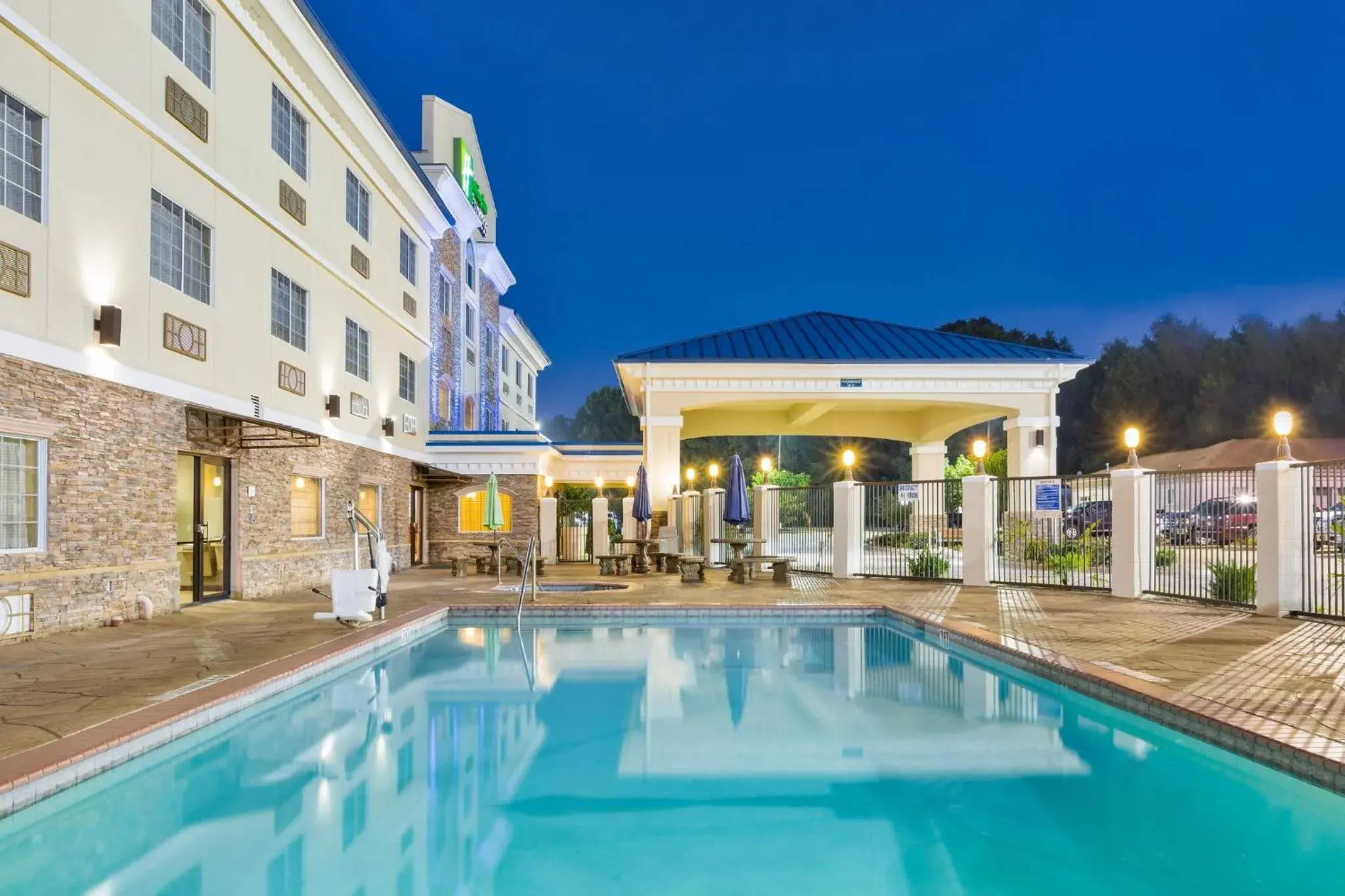 Swimming pool in Holiday Inn Express Palestine by IHG Swimming pool in Holiday Inn Express Palestine by IHG