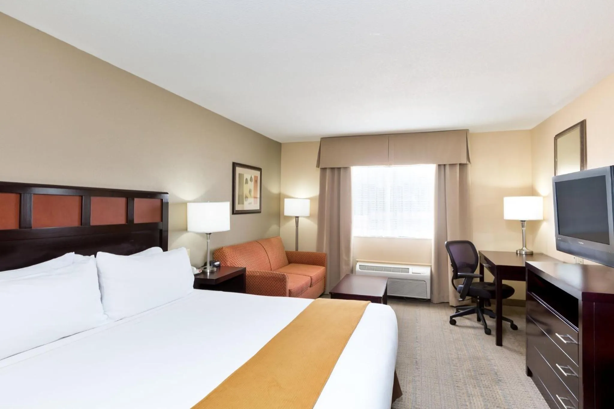 Photo of the whole room, Bed in Holiday Inn Express Palestine by IHG