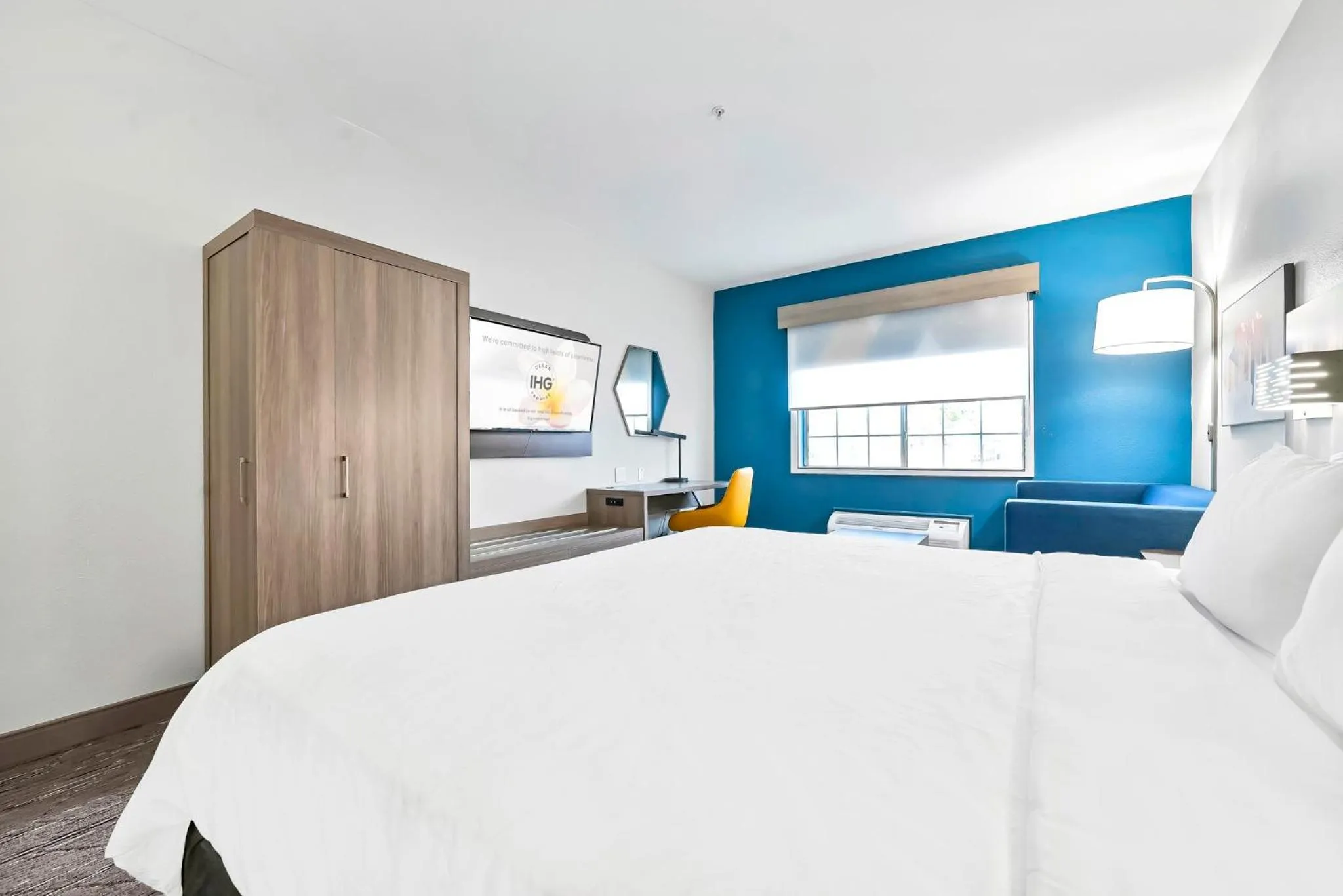 Photo of the whole room, Bed in Holiday Inn Express Palestine by IHG