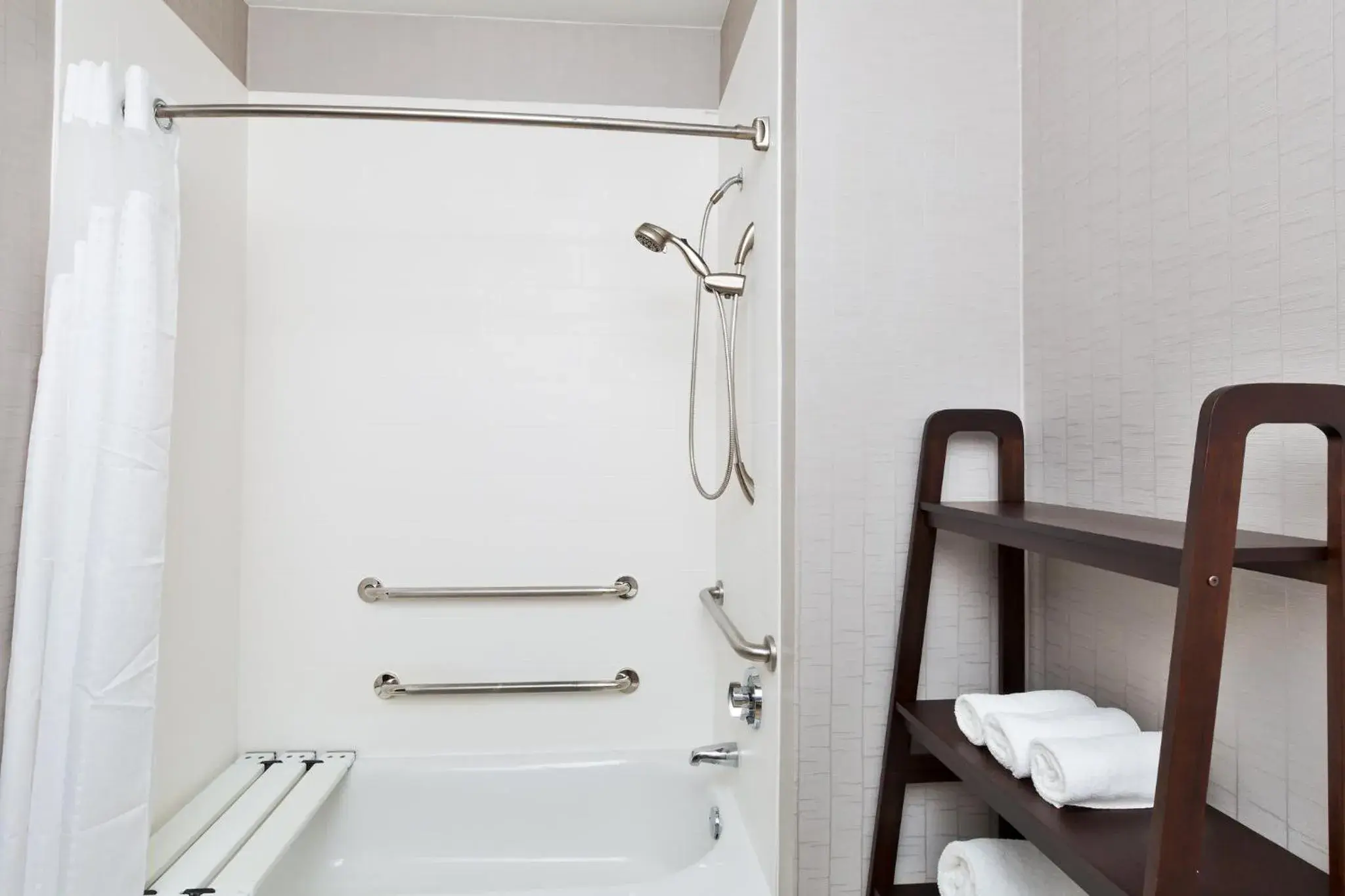 Double Room with Bath Tub - Disability Access in Holiday Inn Express Palestine by IHG Double Room with Bath Tub - Disability Access in Holiday Inn Express Palestine by IHG