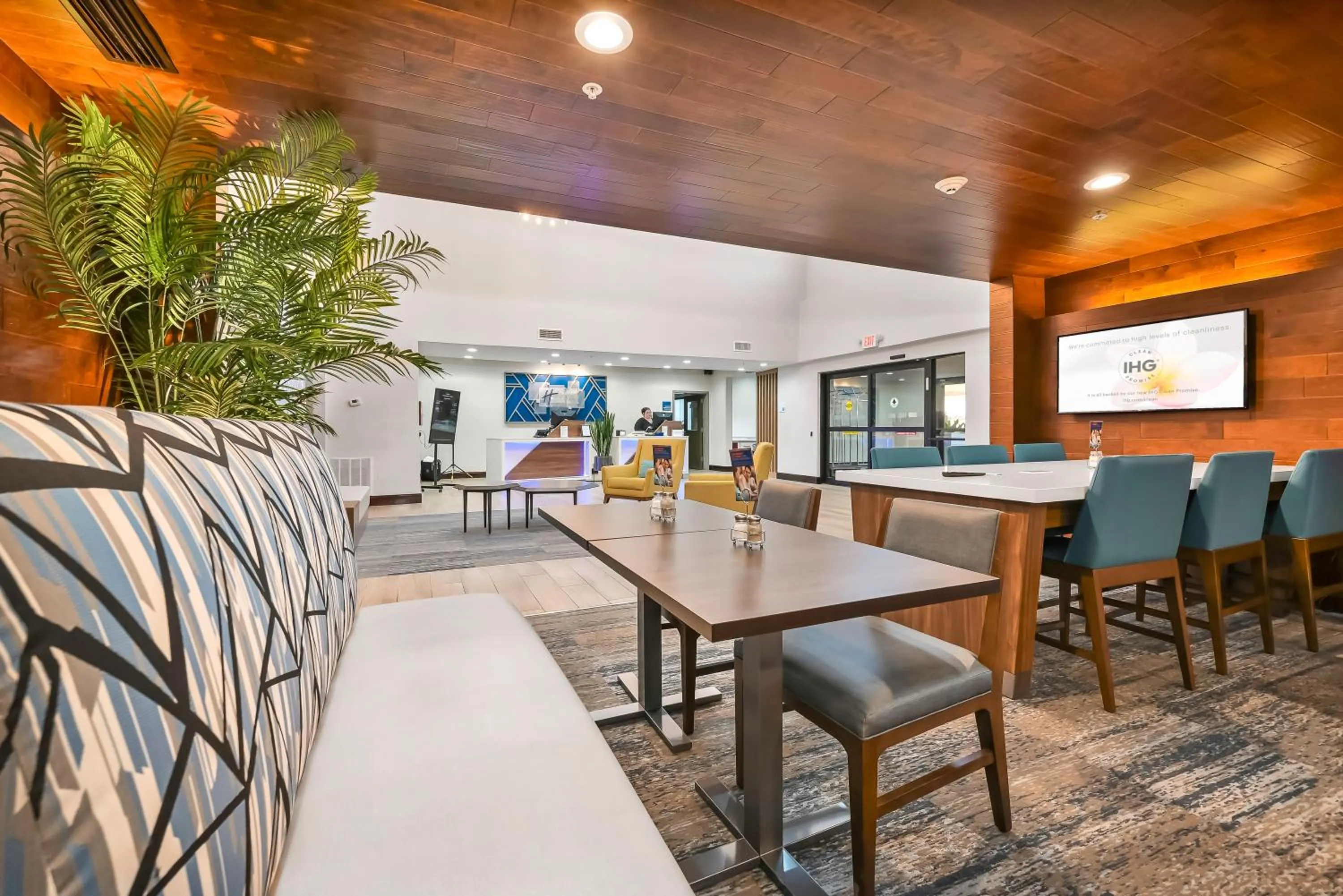 Seating area in Holiday Inn Express Palestine by IHG