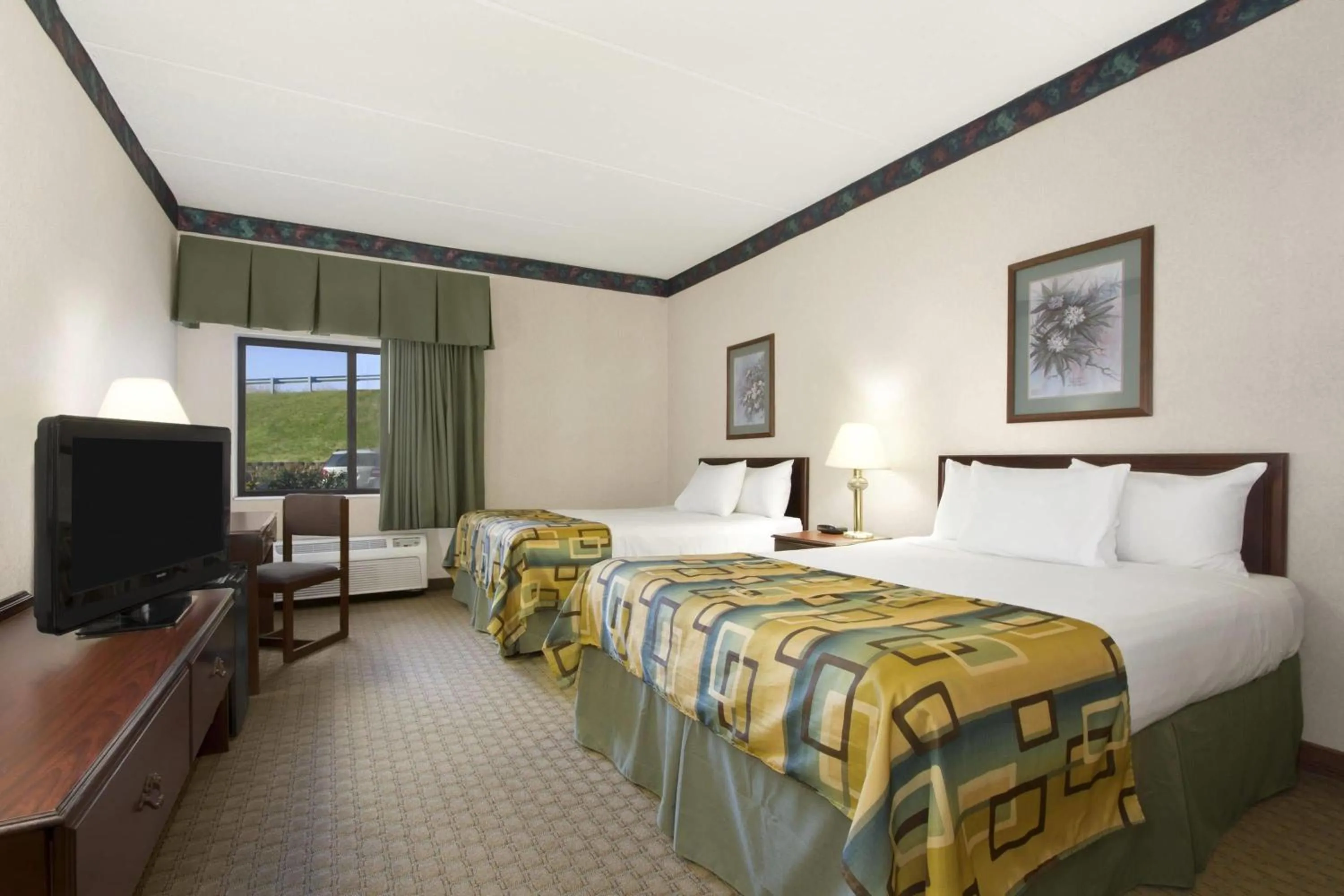 Photo of the whole room, Bed in Baymont by Wyndham Corbin