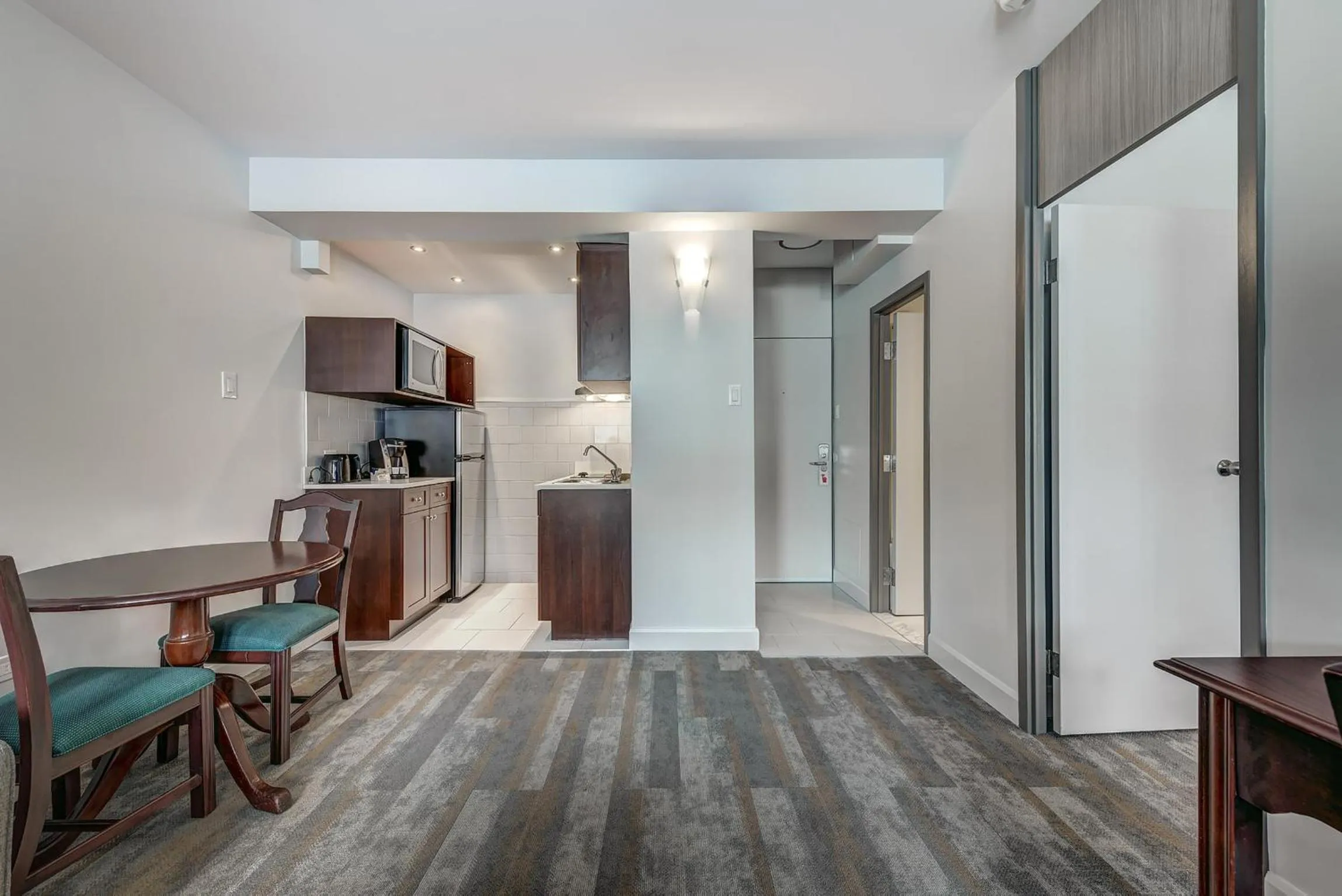 Kitchen or kitchenette in Terrasse Royale Hotel