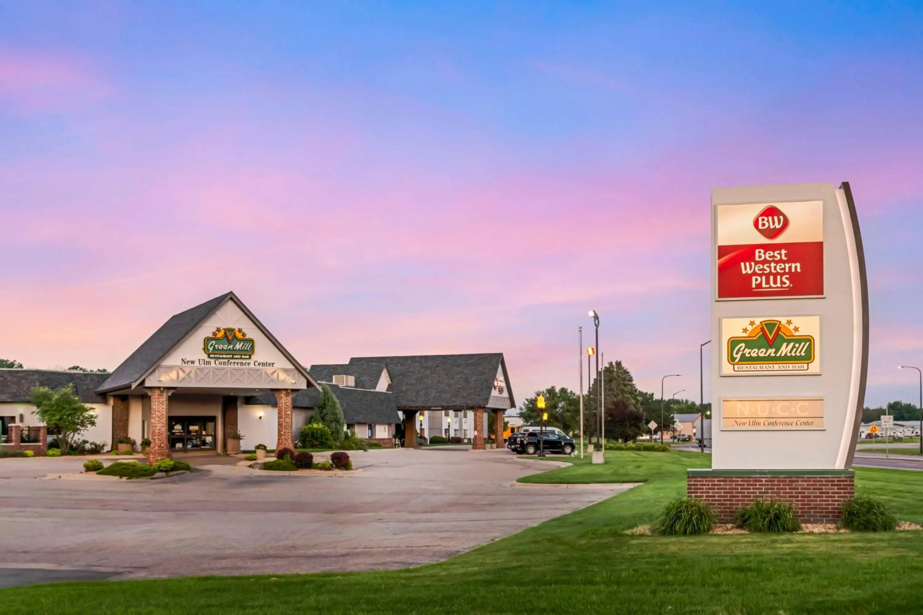 Property building in Best Western Plus New Ulm