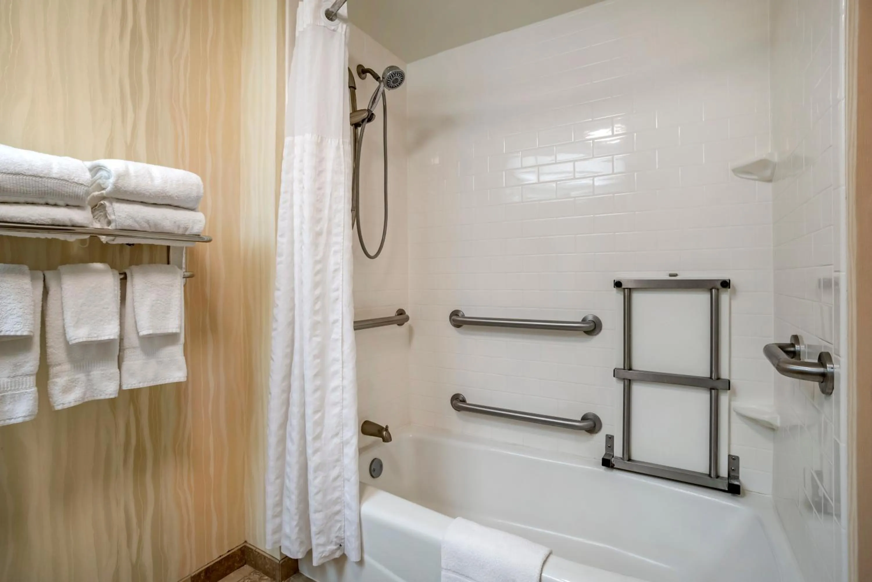 Bathroom in Comfort Inn & Suites Newark - Wilmington