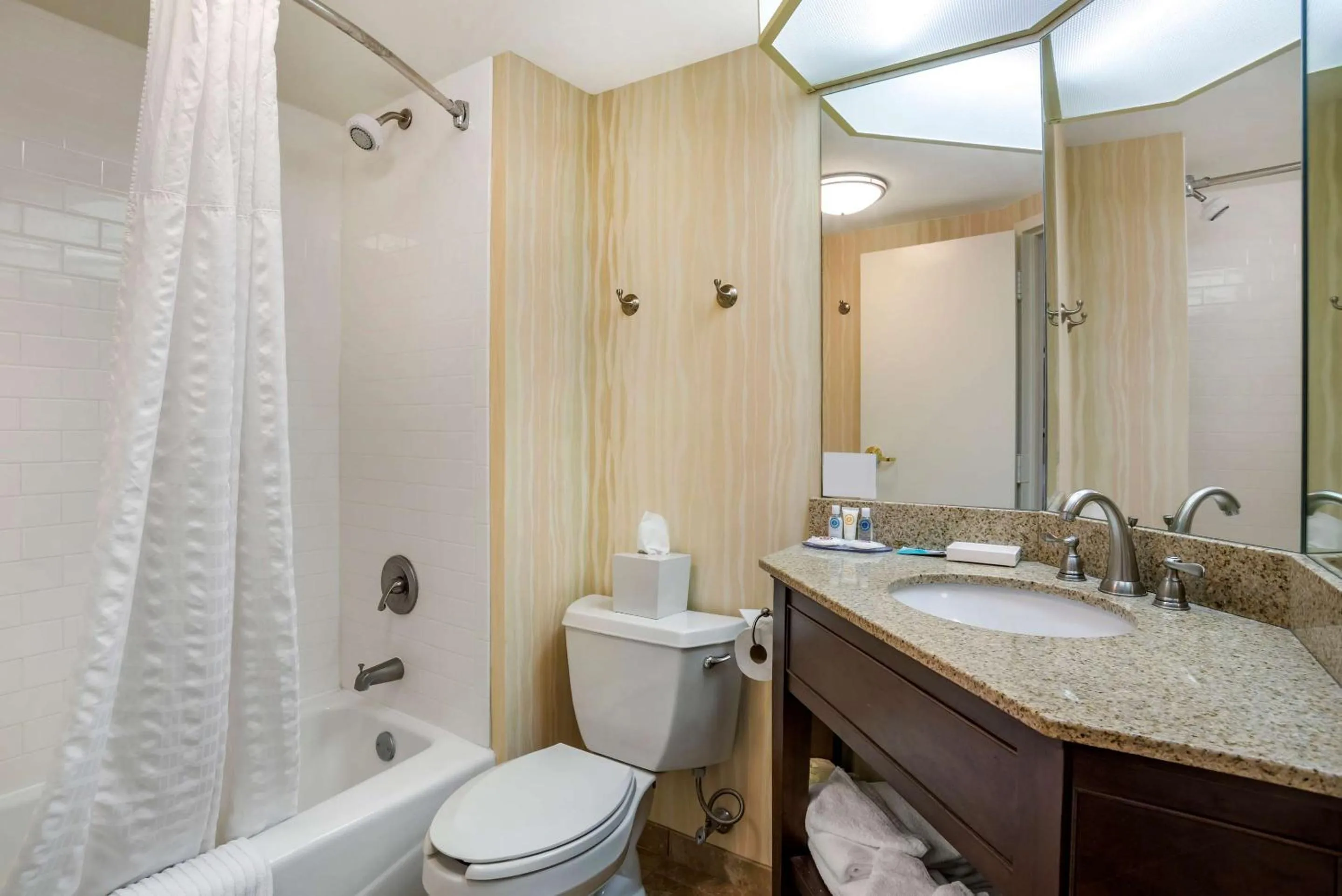 Bedroom in Comfort Inn & Suites Newark - Wilmington