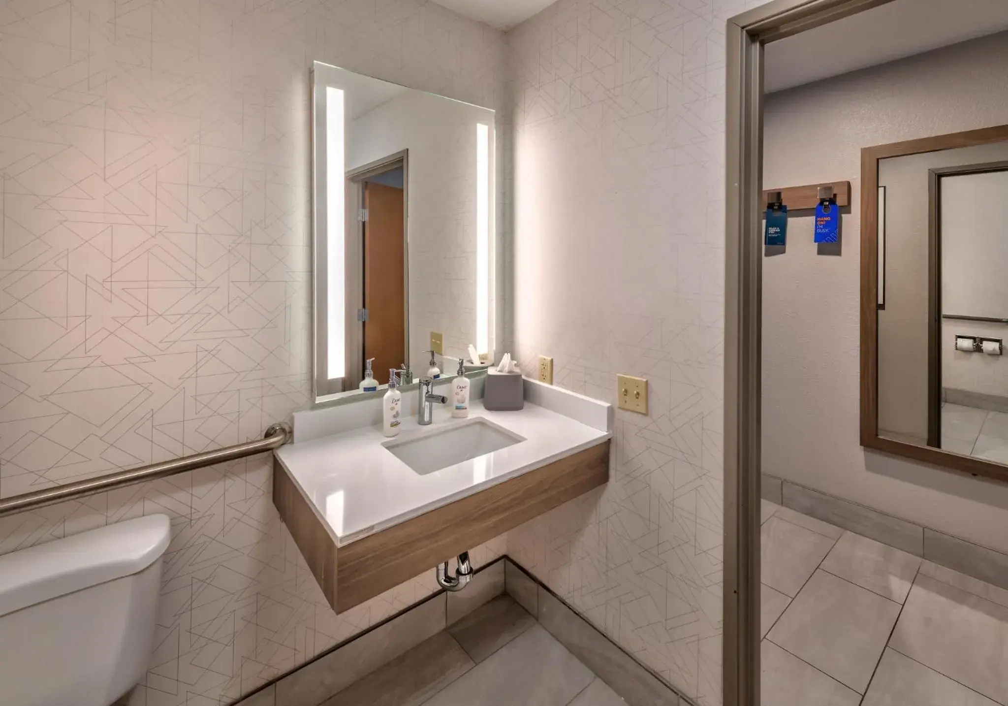 Standard King Room with Accessible Tub - Mobility Access in Holiday Inn Express Winnemucca by IHG Standard King Room with Accessible Tub - Mobility Access in Holiday Inn Express Winnemucca by IHG