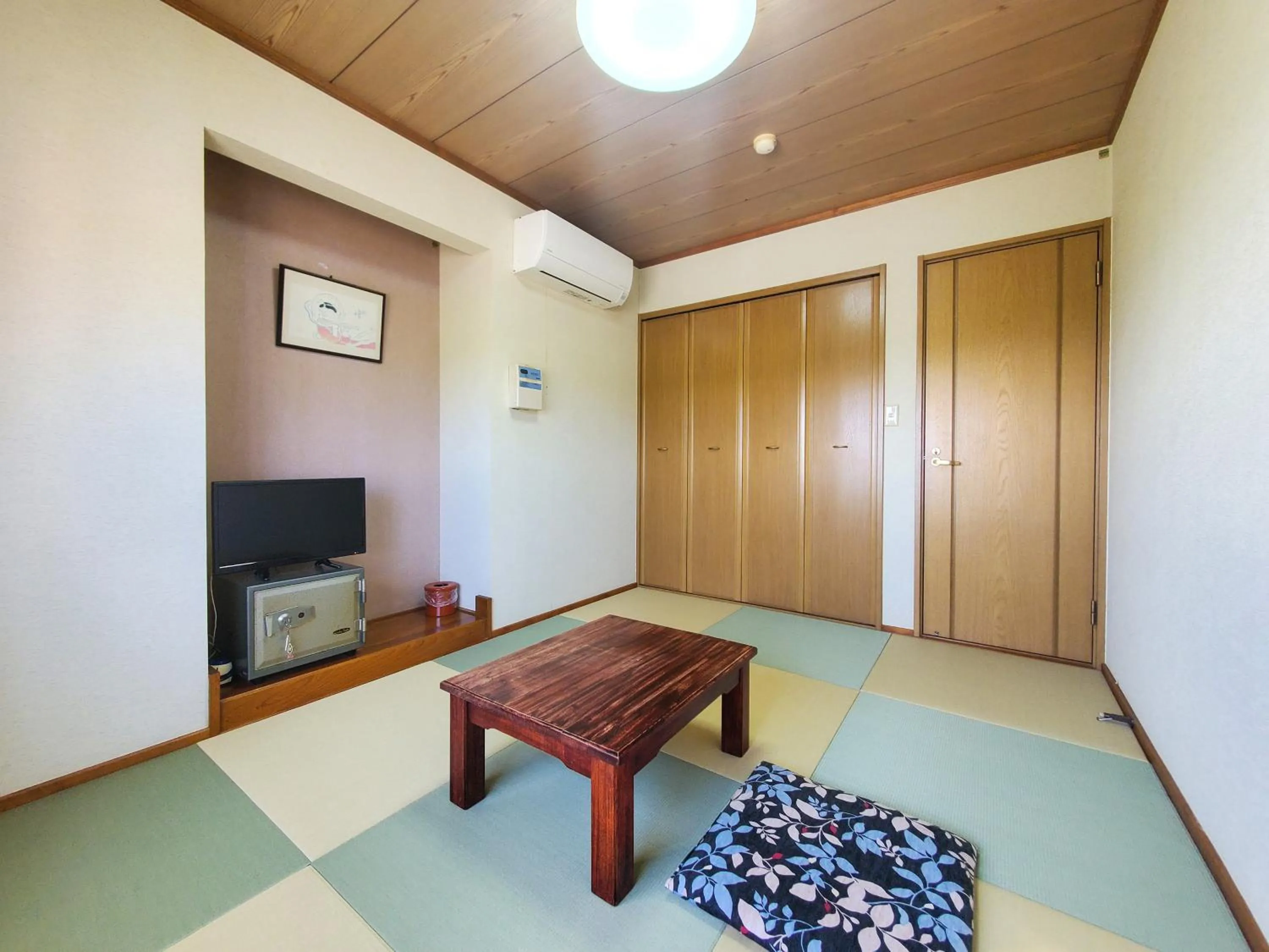 Photo of the whole room in Nanauraso