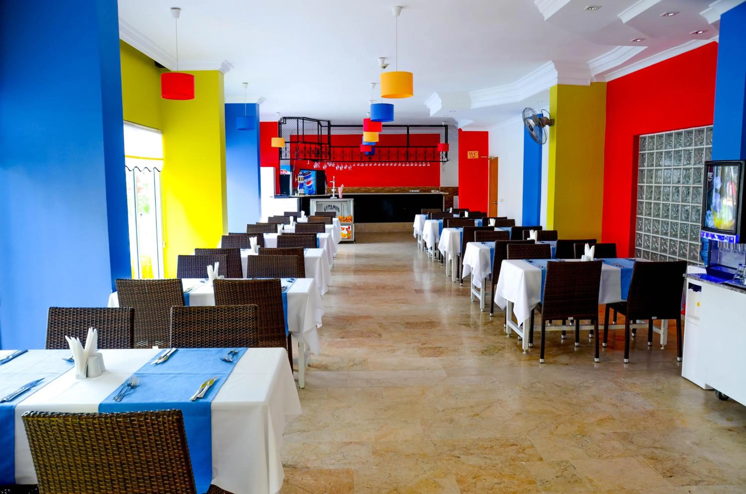 Restaurant/places to eat in Ark Apart and Suite Hotel