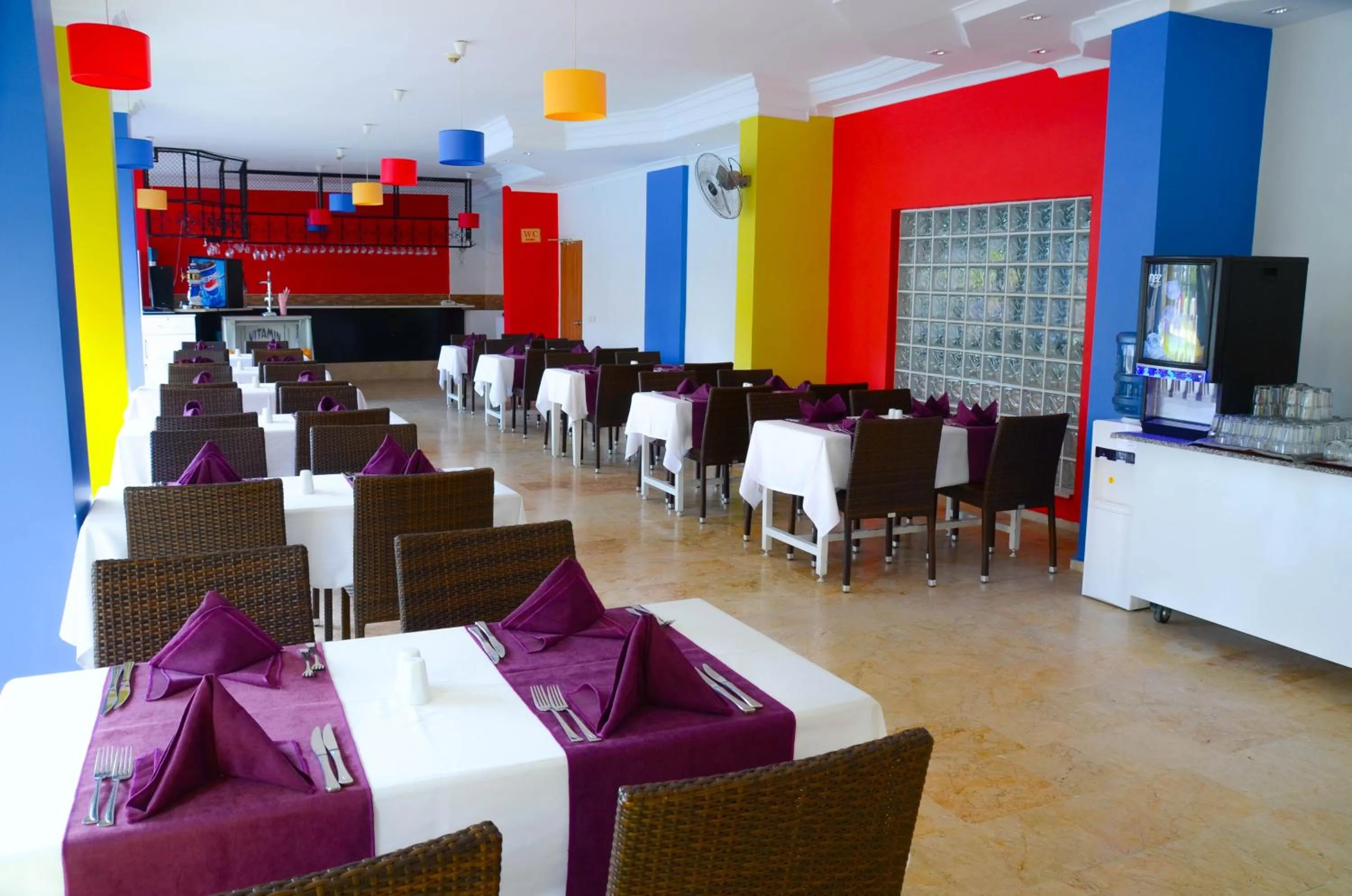 Restaurant/places to eat in Ark Apart and Suite Hotel