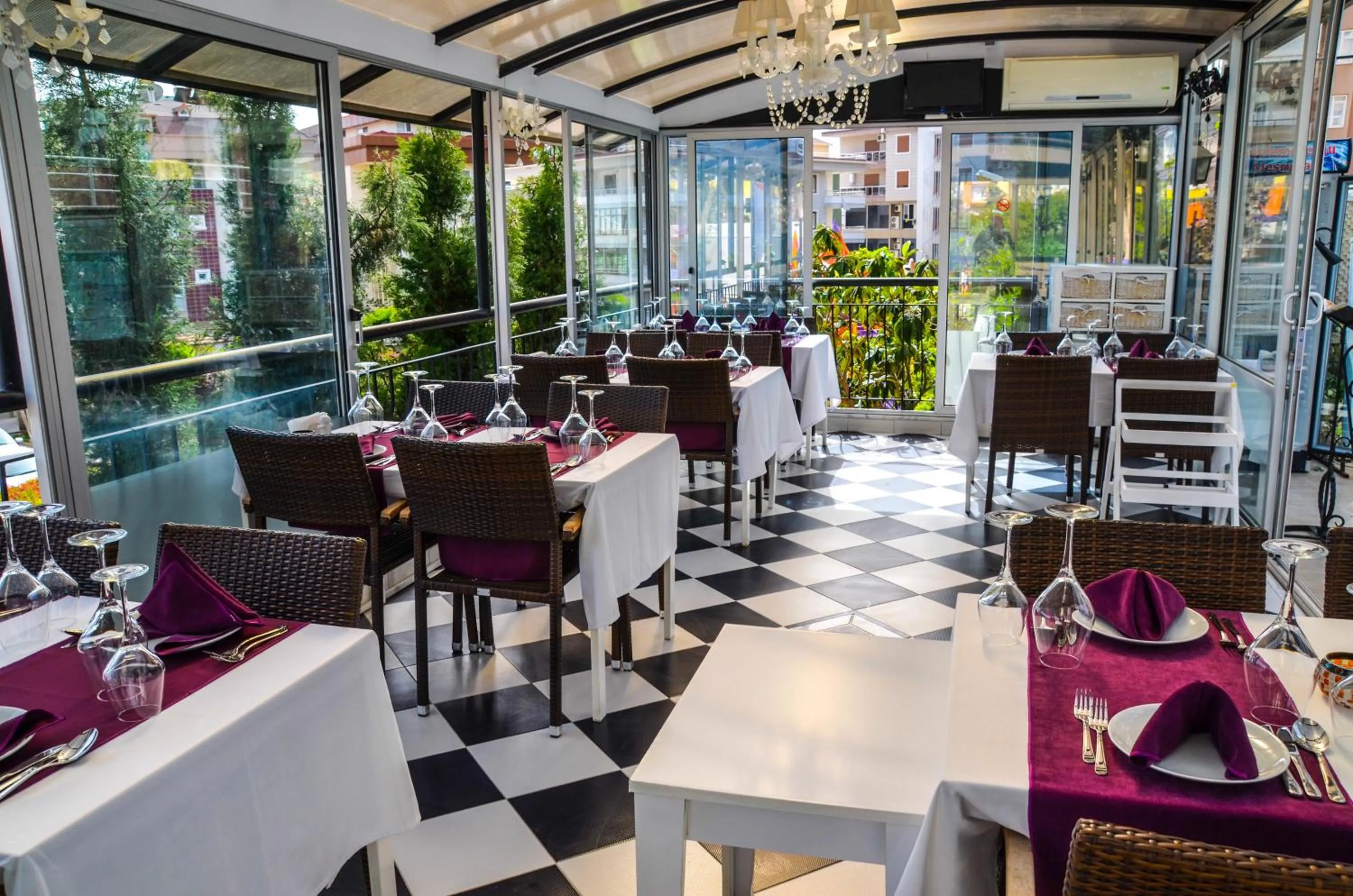 Restaurant/places to eat in Ark Apart and Suite Hotel