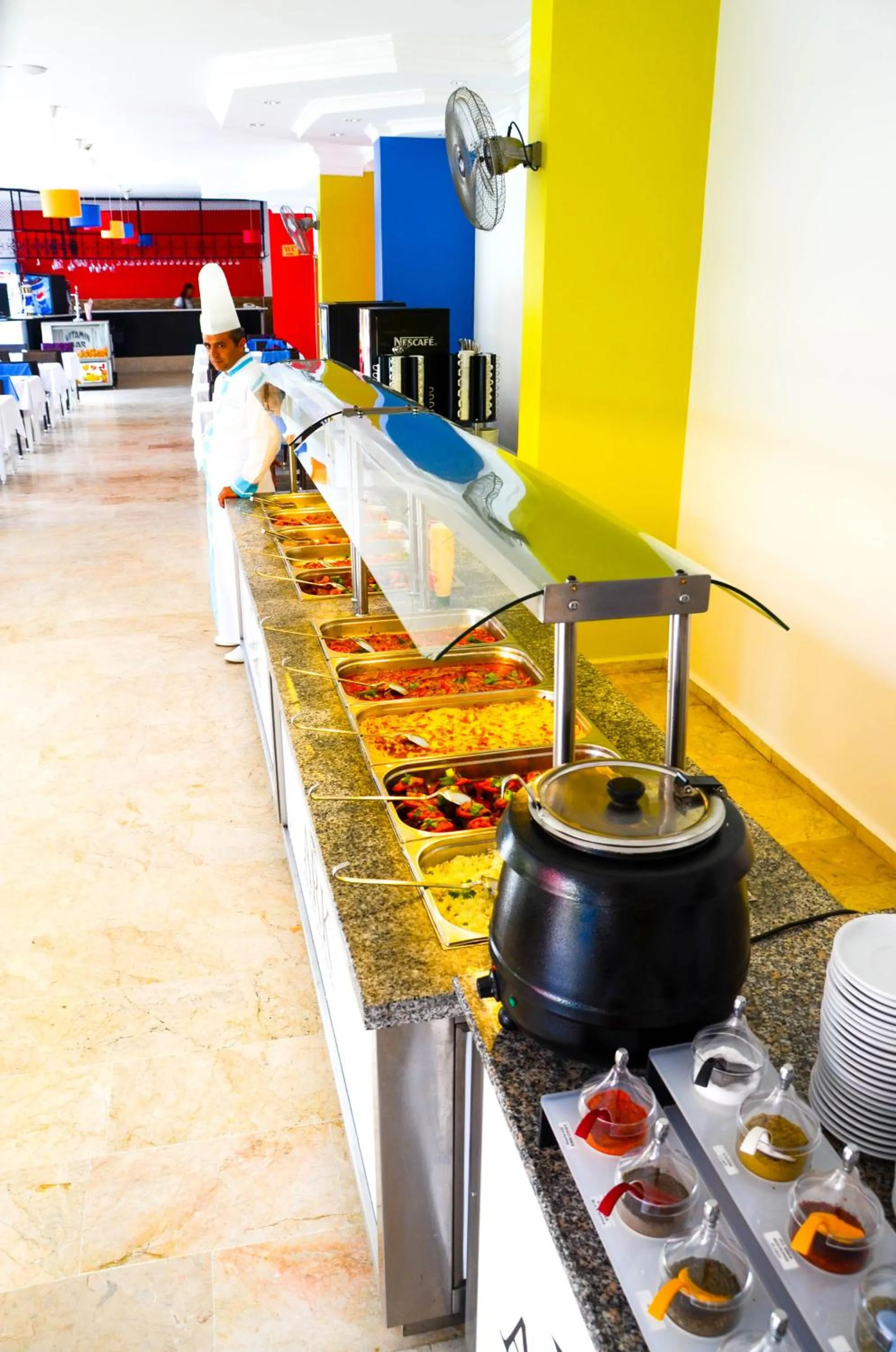 Restaurant/places to eat in Ark Apart and Suite Hotel