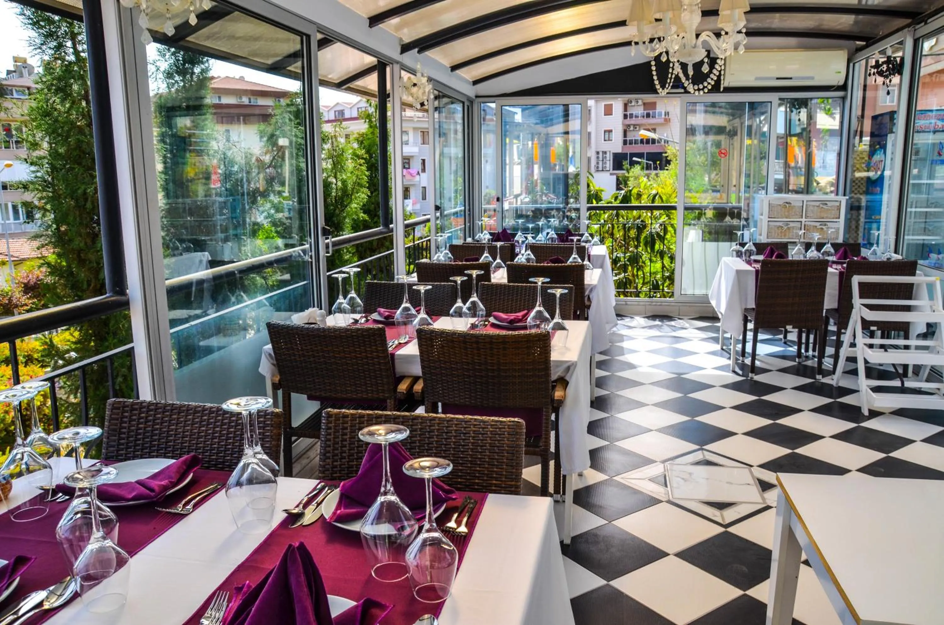 Restaurant/places to eat in Ark Apart and Suite Hotel