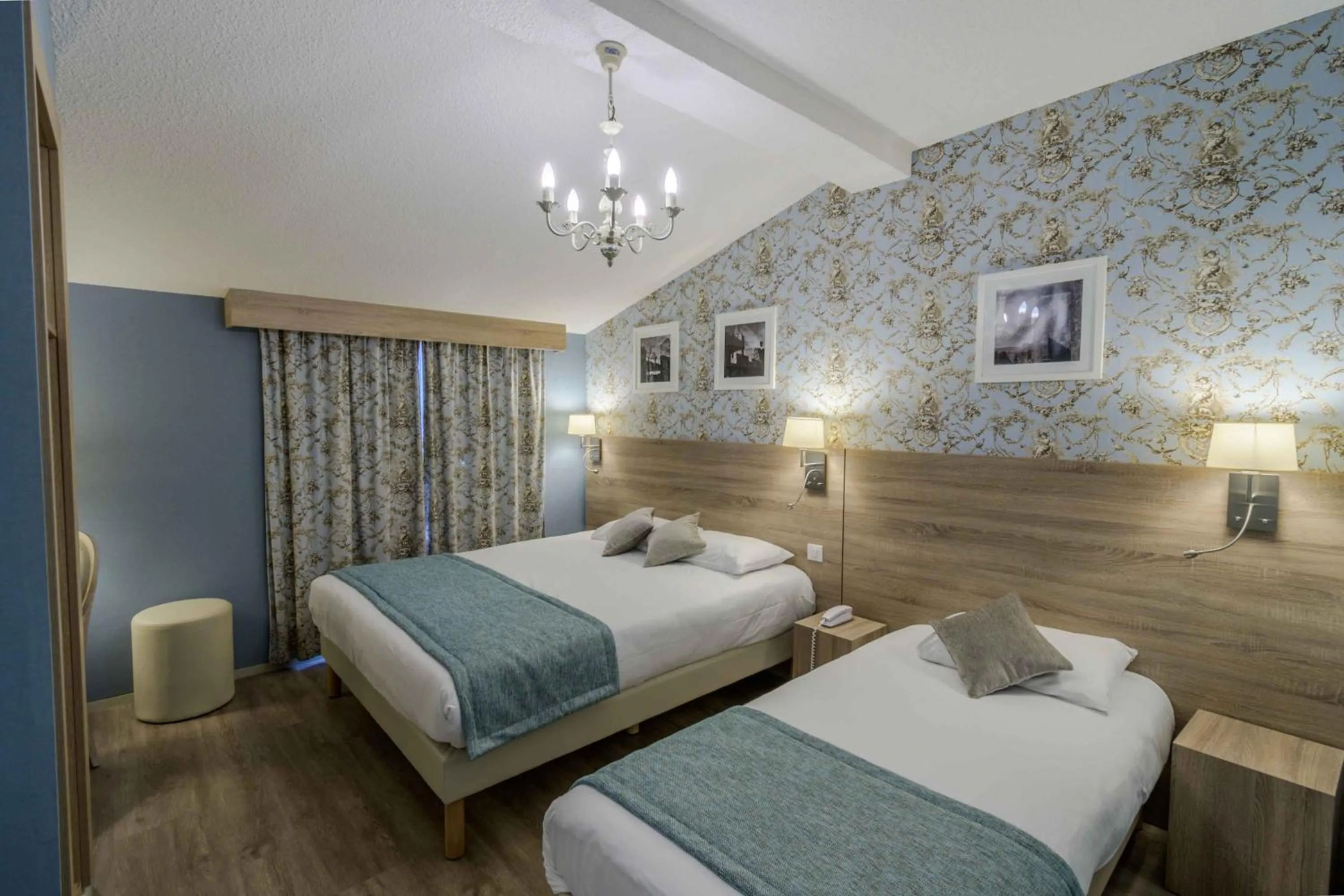 Bed in Hôtel l'Aragon