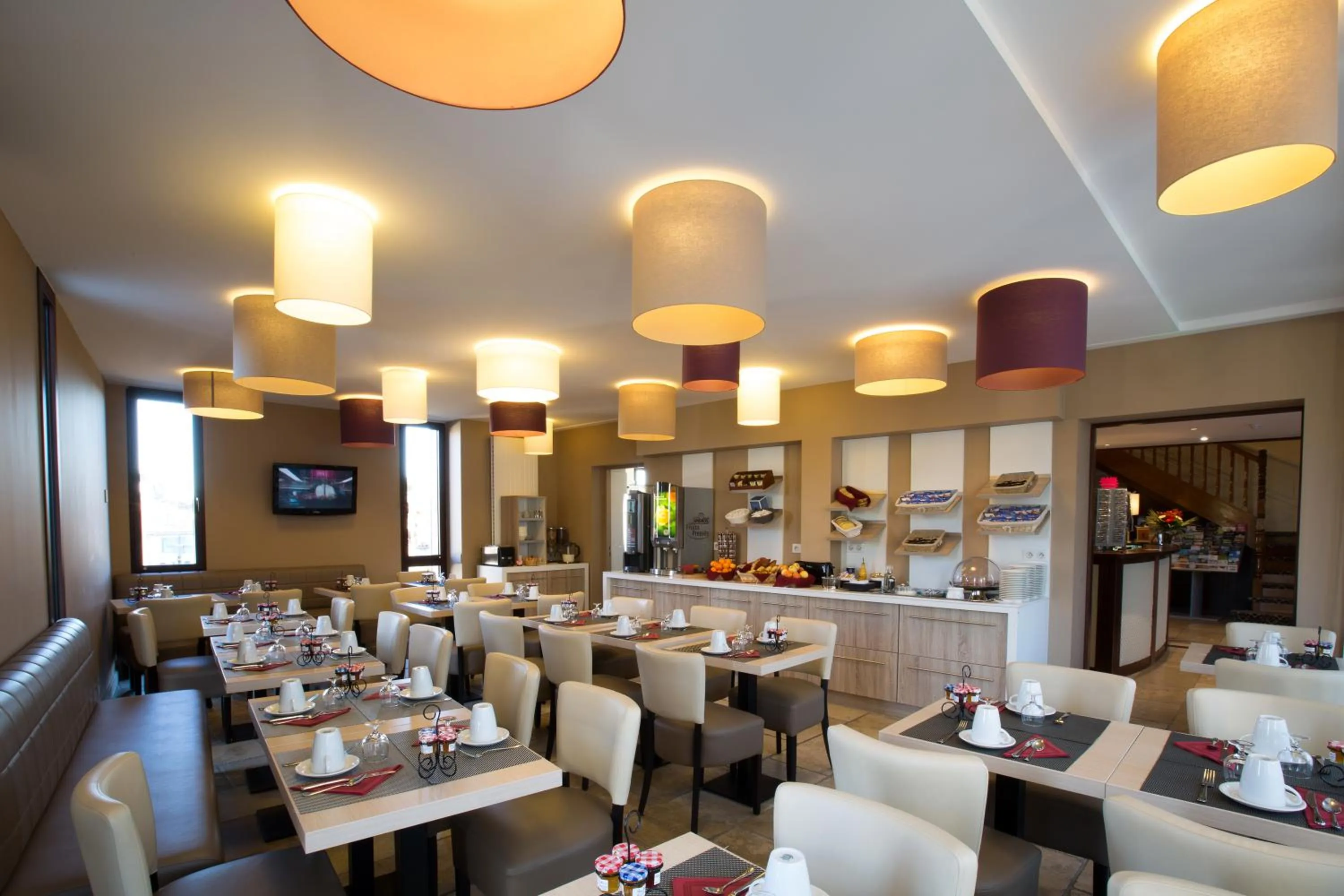 TV and multimedia in Hôtel l'Aragon