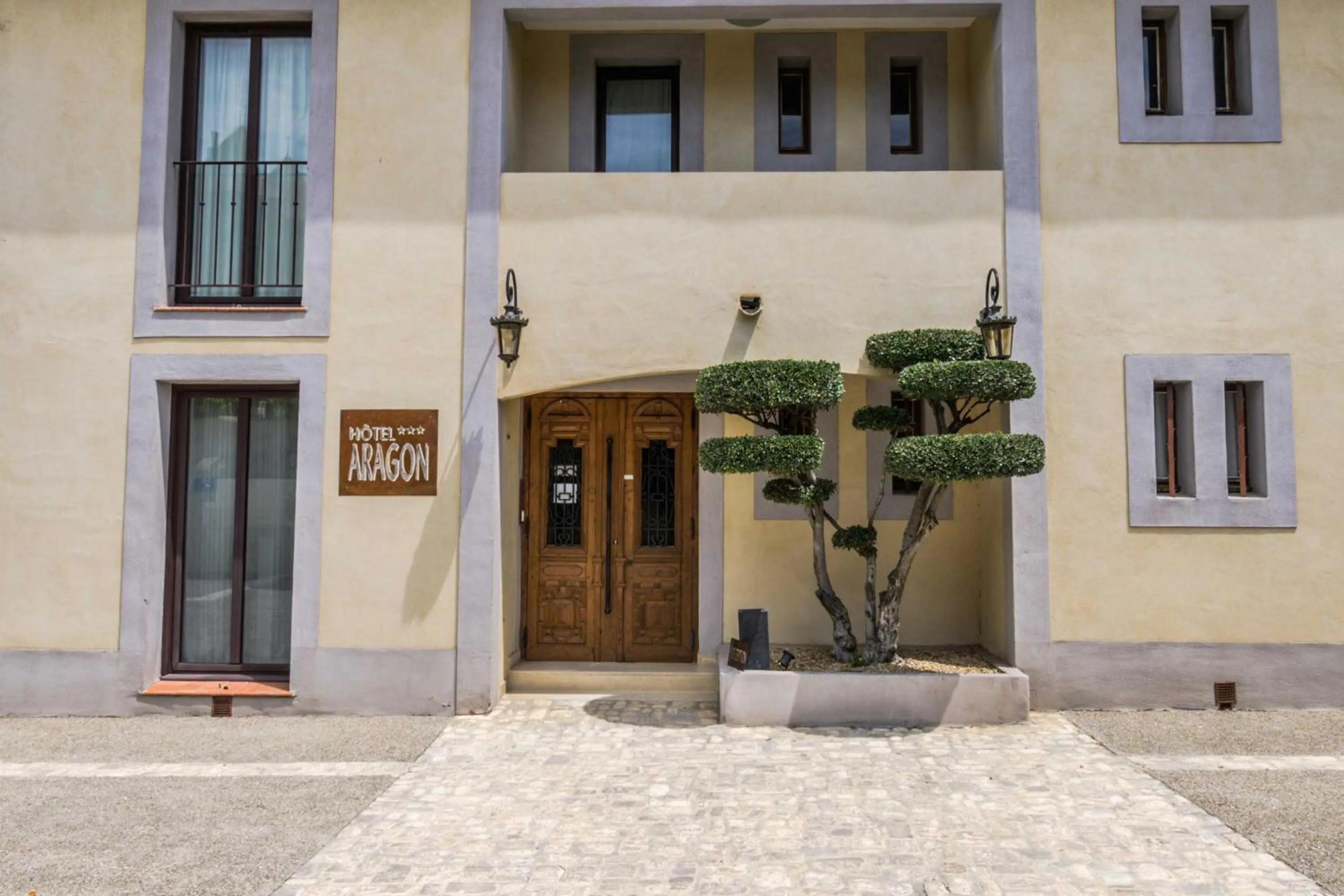 Facade/entrance in Hôtel l'Aragon