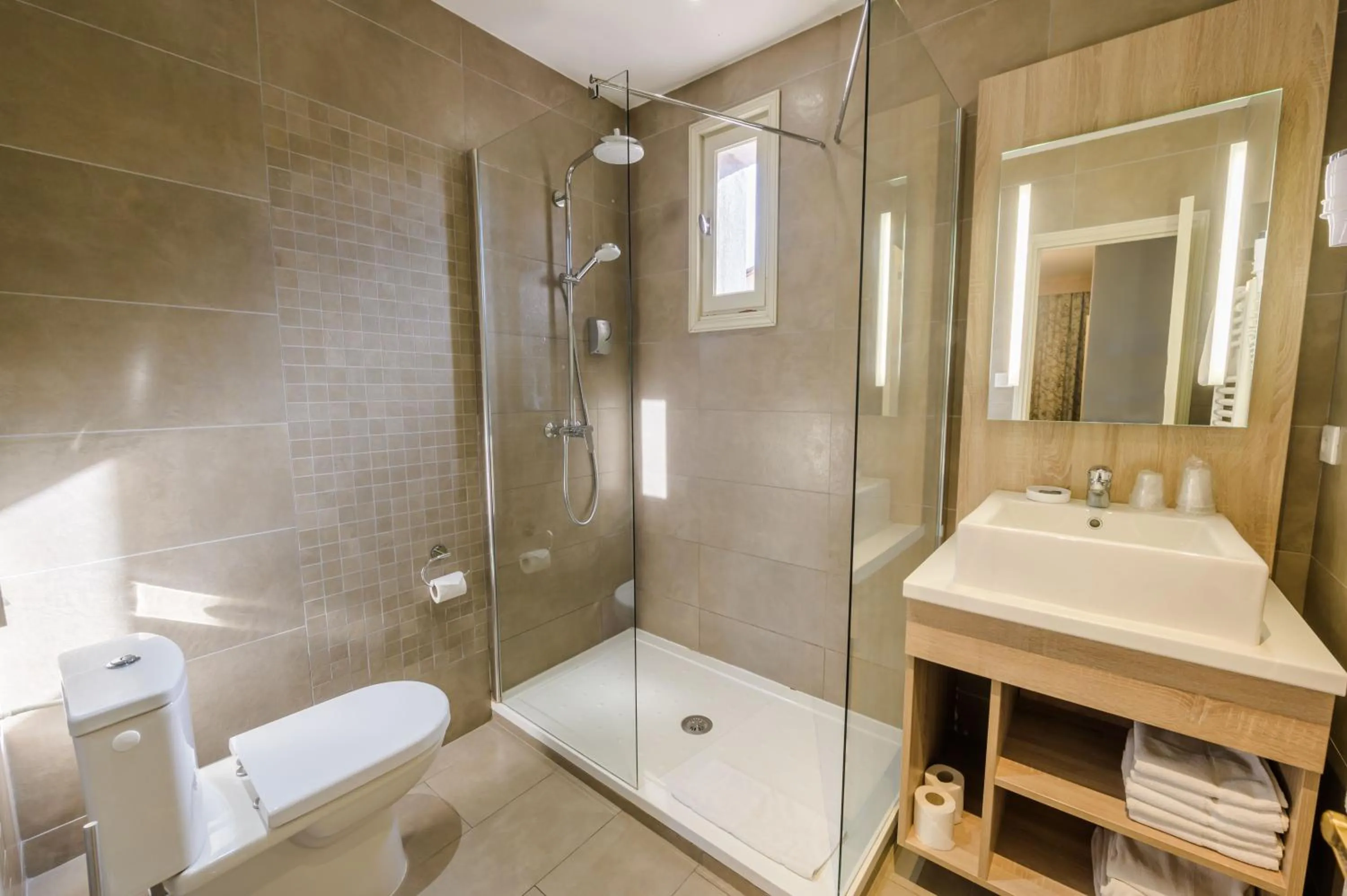 Bathroom in Hôtel l'Aragon