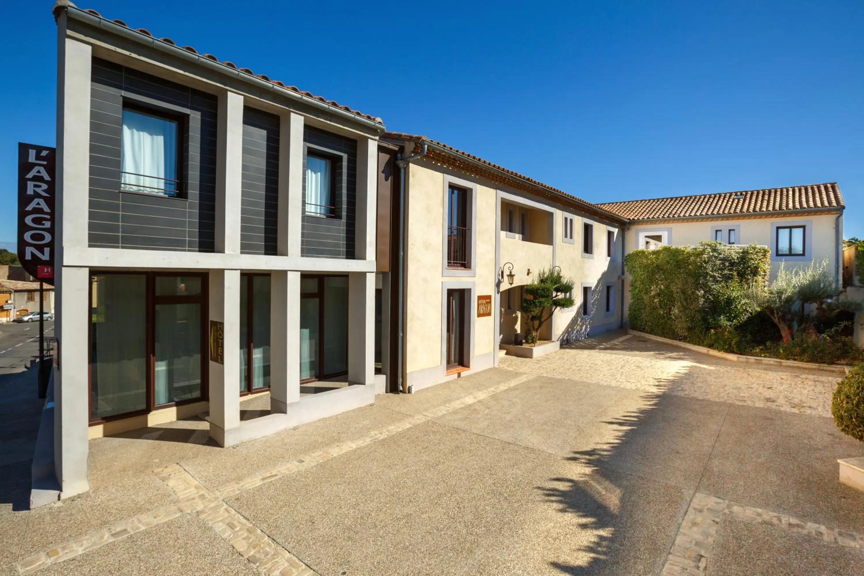 Facade/entrance in Hôtel l'Aragon