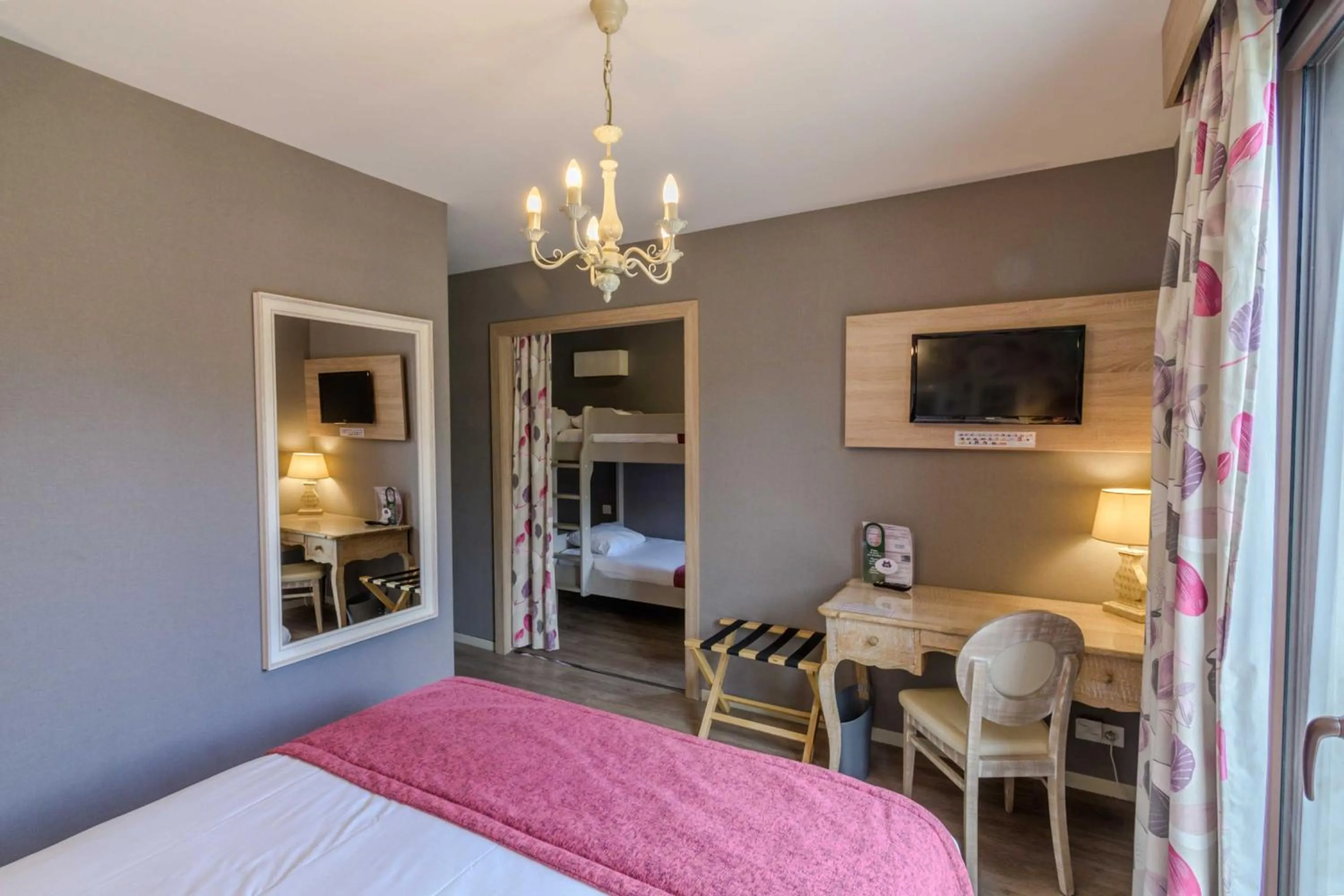 Bedroom, Bed in Hôtel l'Aragon