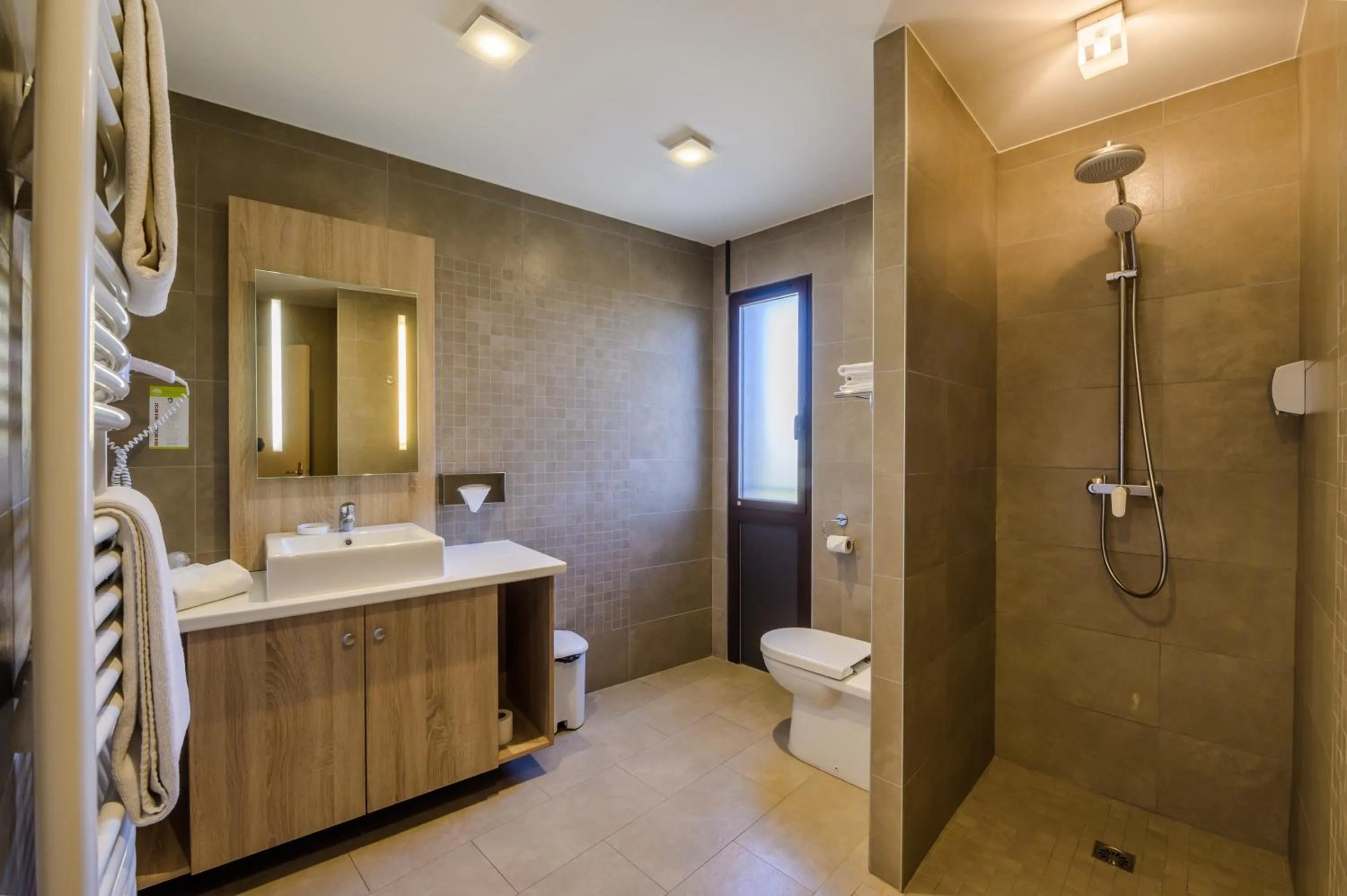 Bathroom in Hôtel l'Aragon