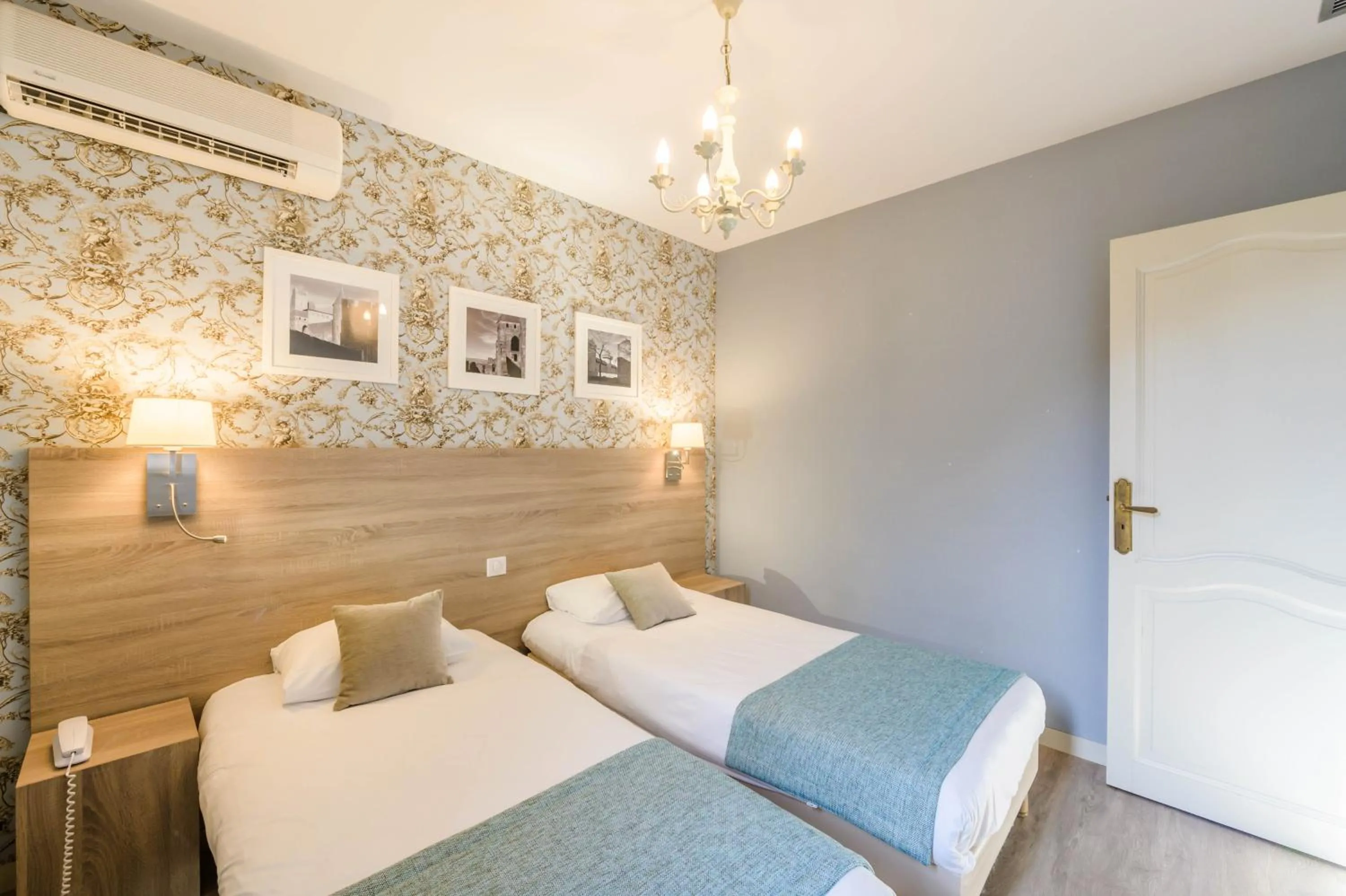 Bedroom, Bed in Hôtel l'Aragon