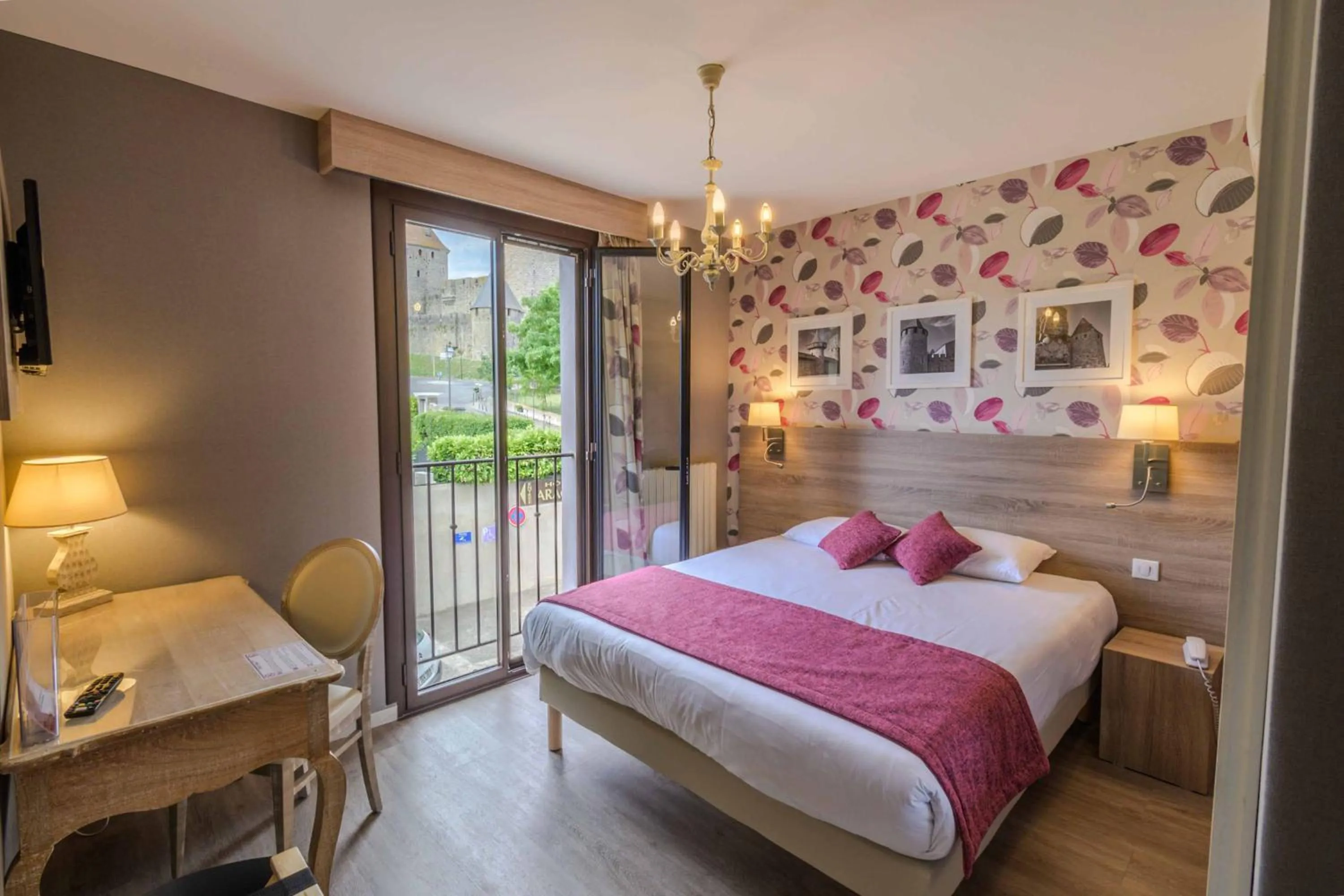 Bedroom, Bed in Hôtel l'Aragon