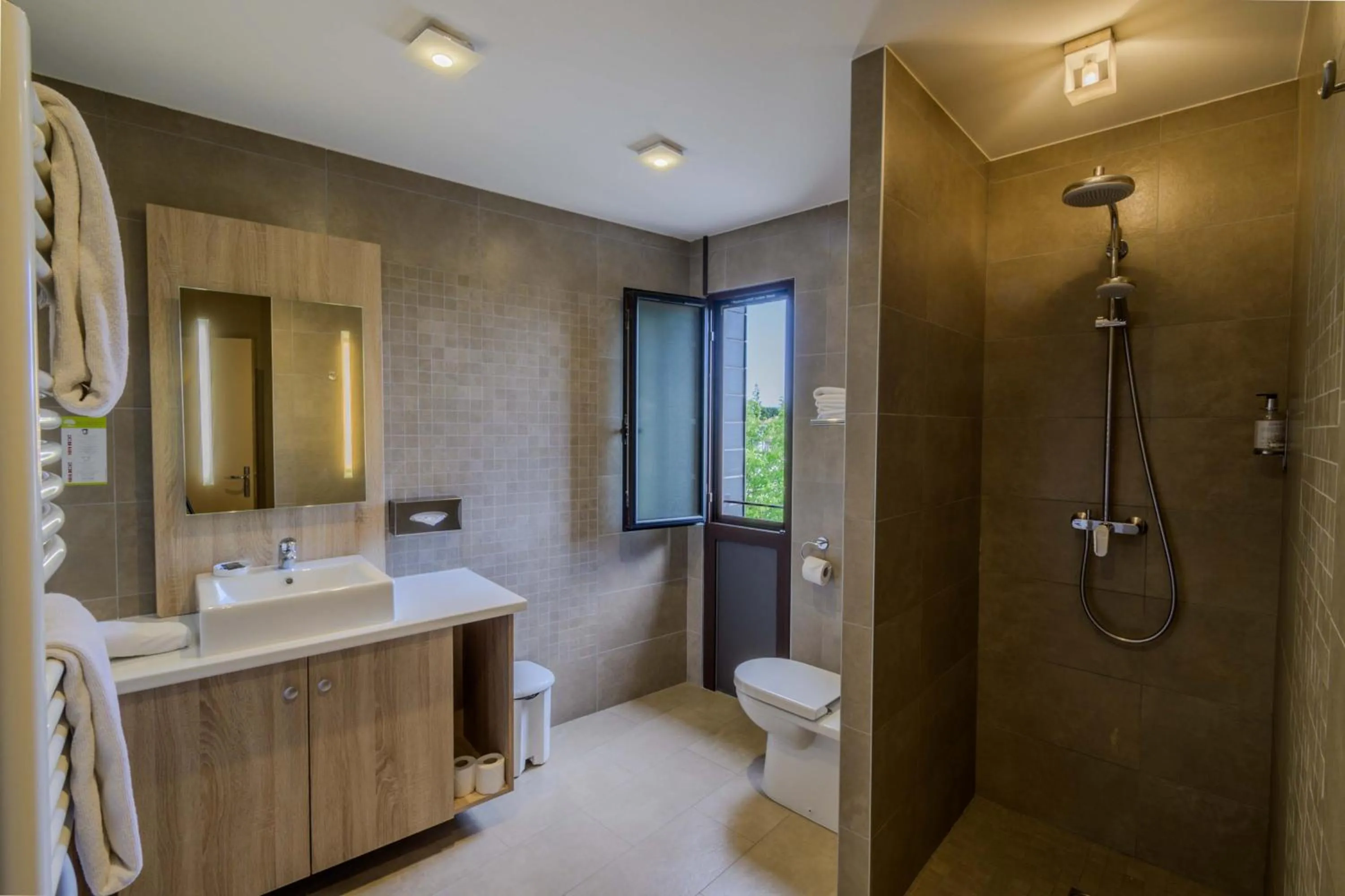 Bathroom in Hôtel l'Aragon