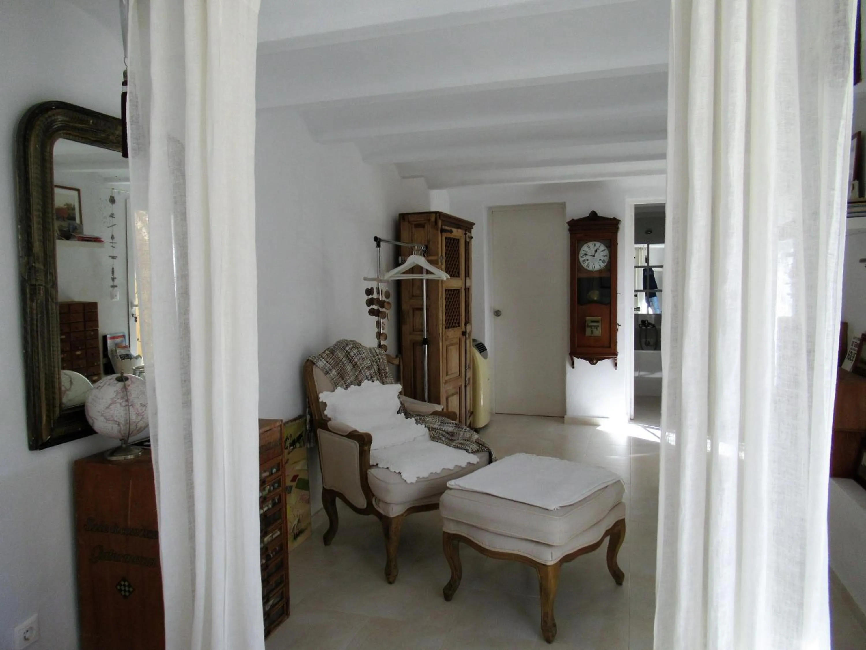 Photo of the whole room in Casa Blanca