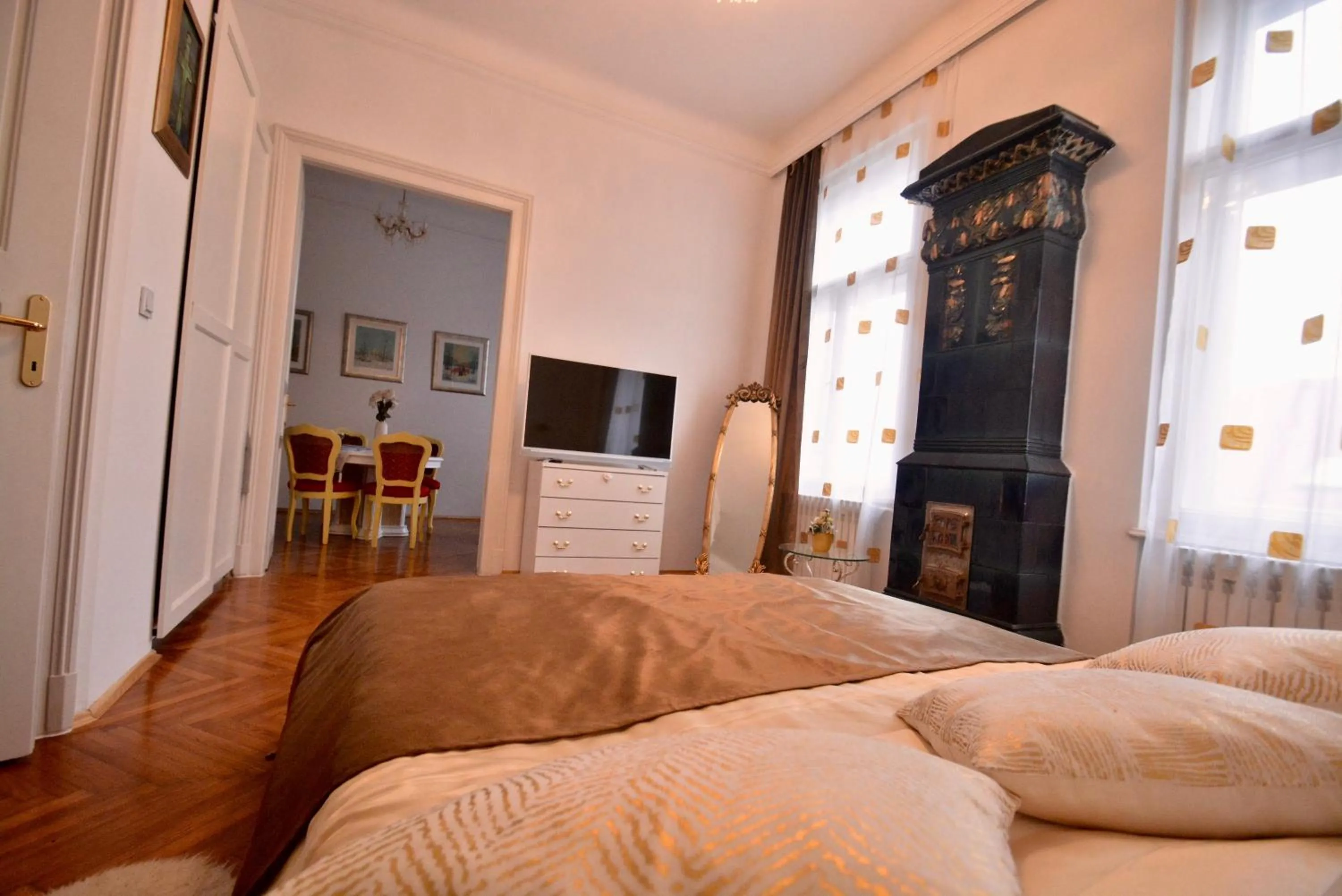 Photo of the whole room, Bed in Rose & Margaret Kallina