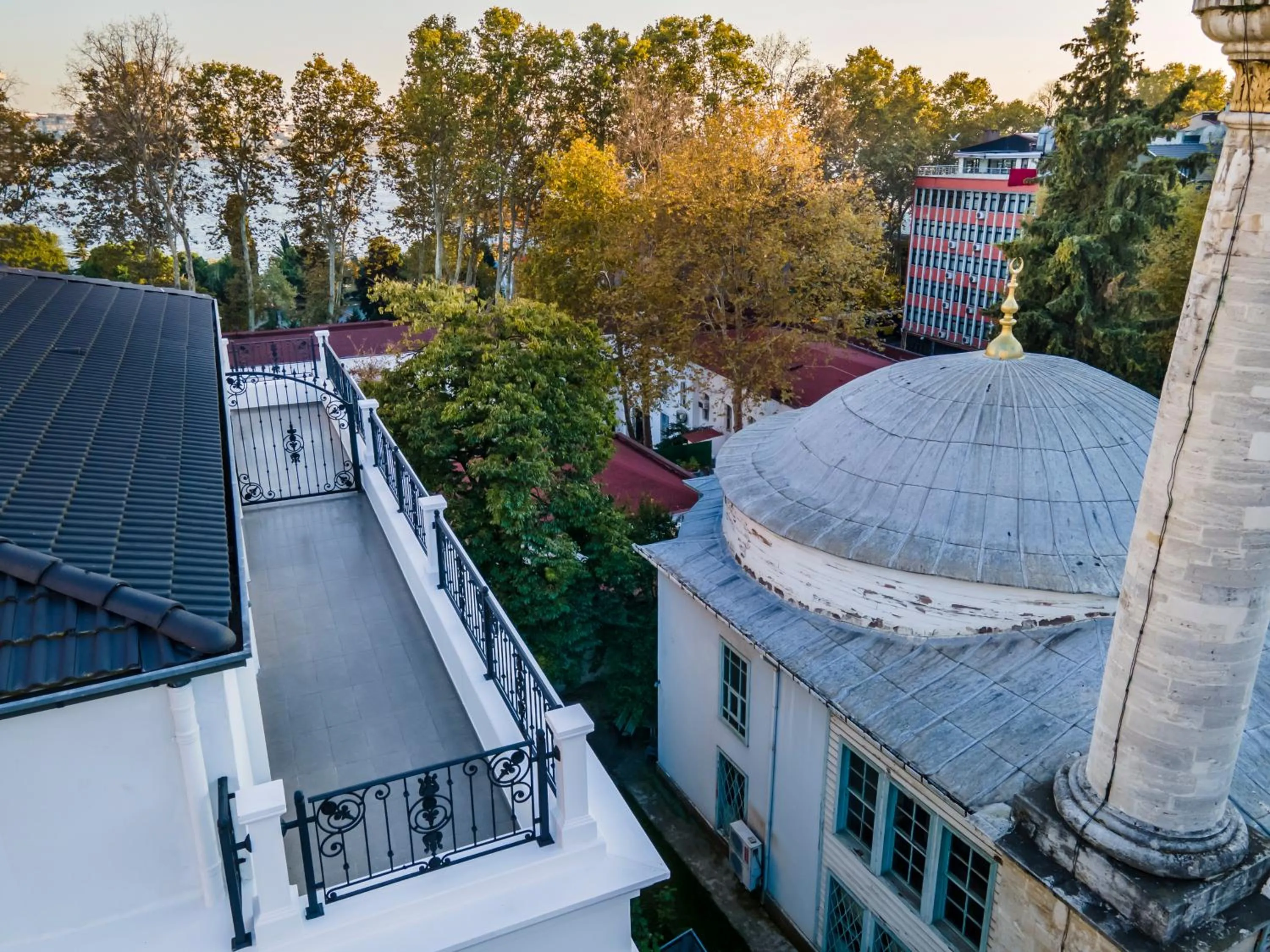 Inner courtyard view in Çırağan Apart Bosphorus