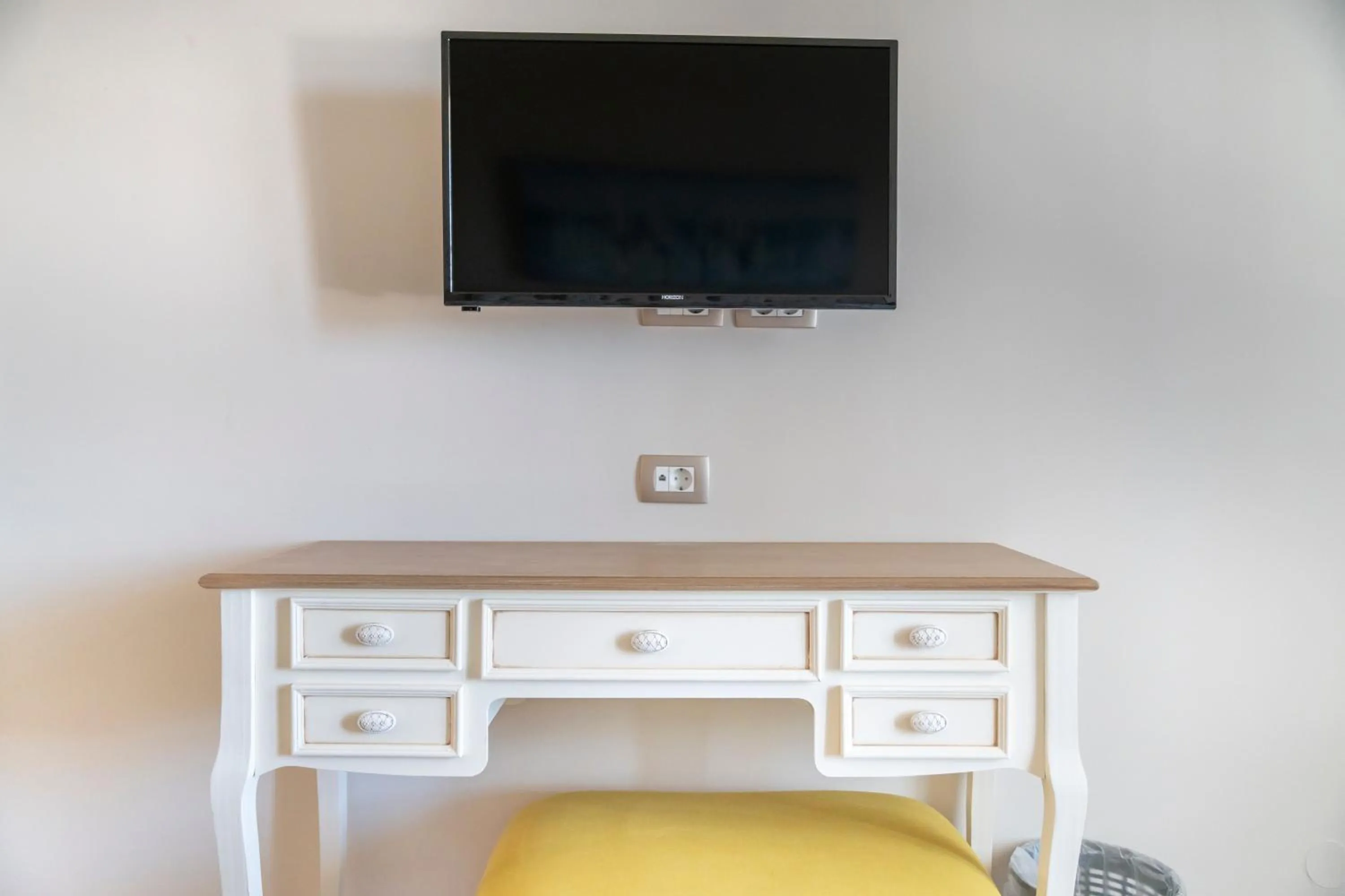 TV and multimedia in Agia Markella