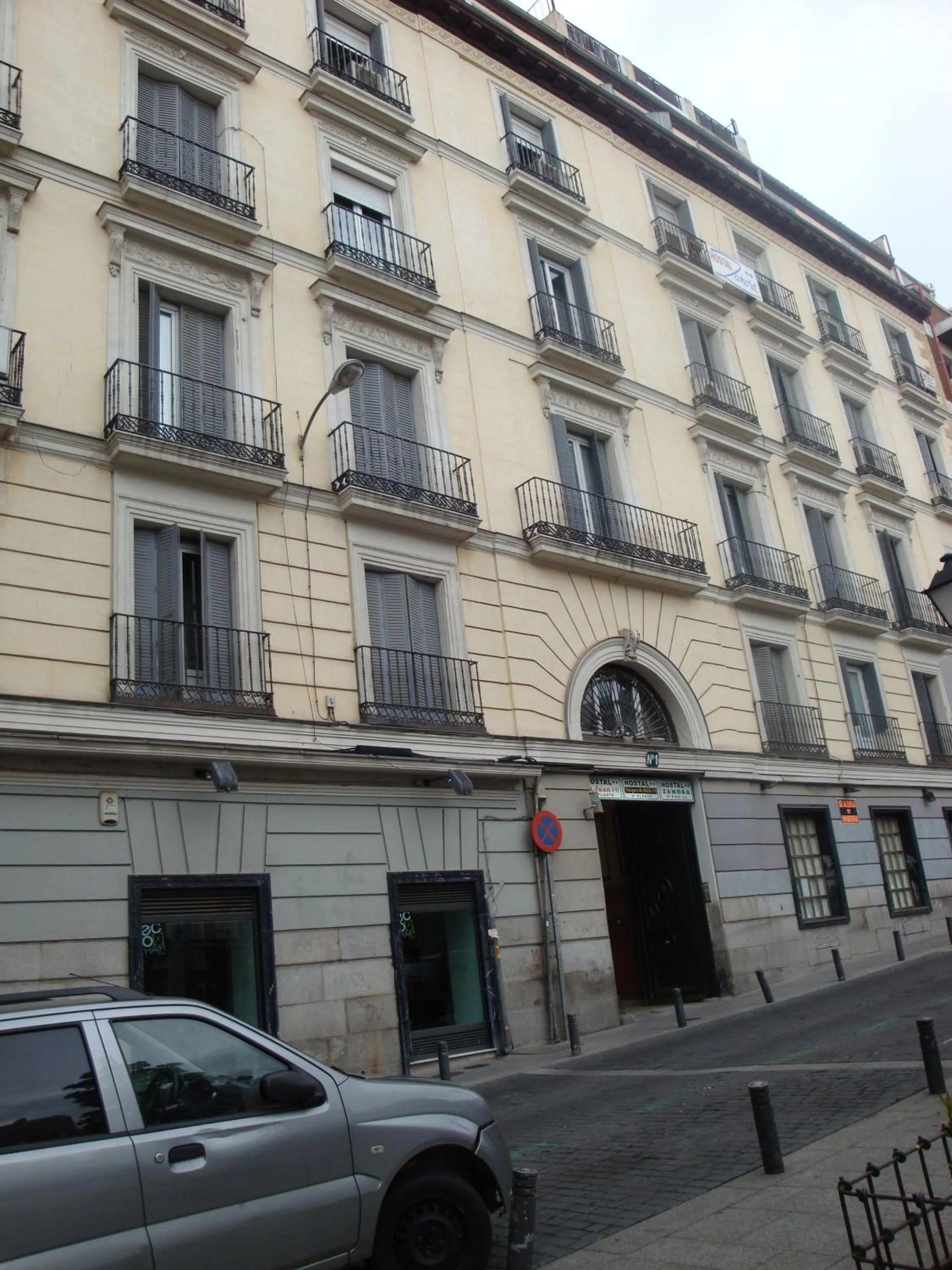 Facade/entrance in Hostal Zamora