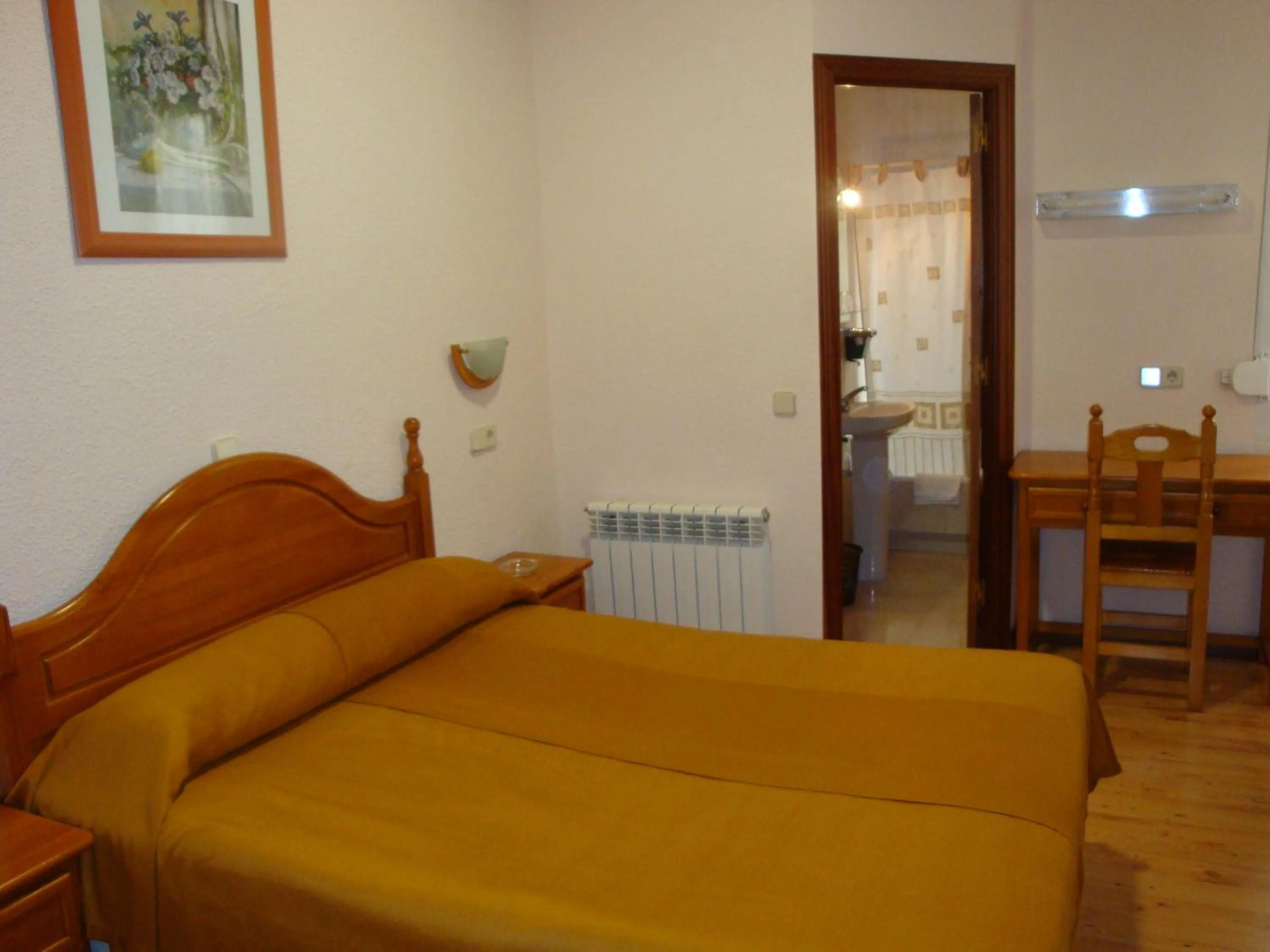 Photo of the whole room in Hostal Zamora