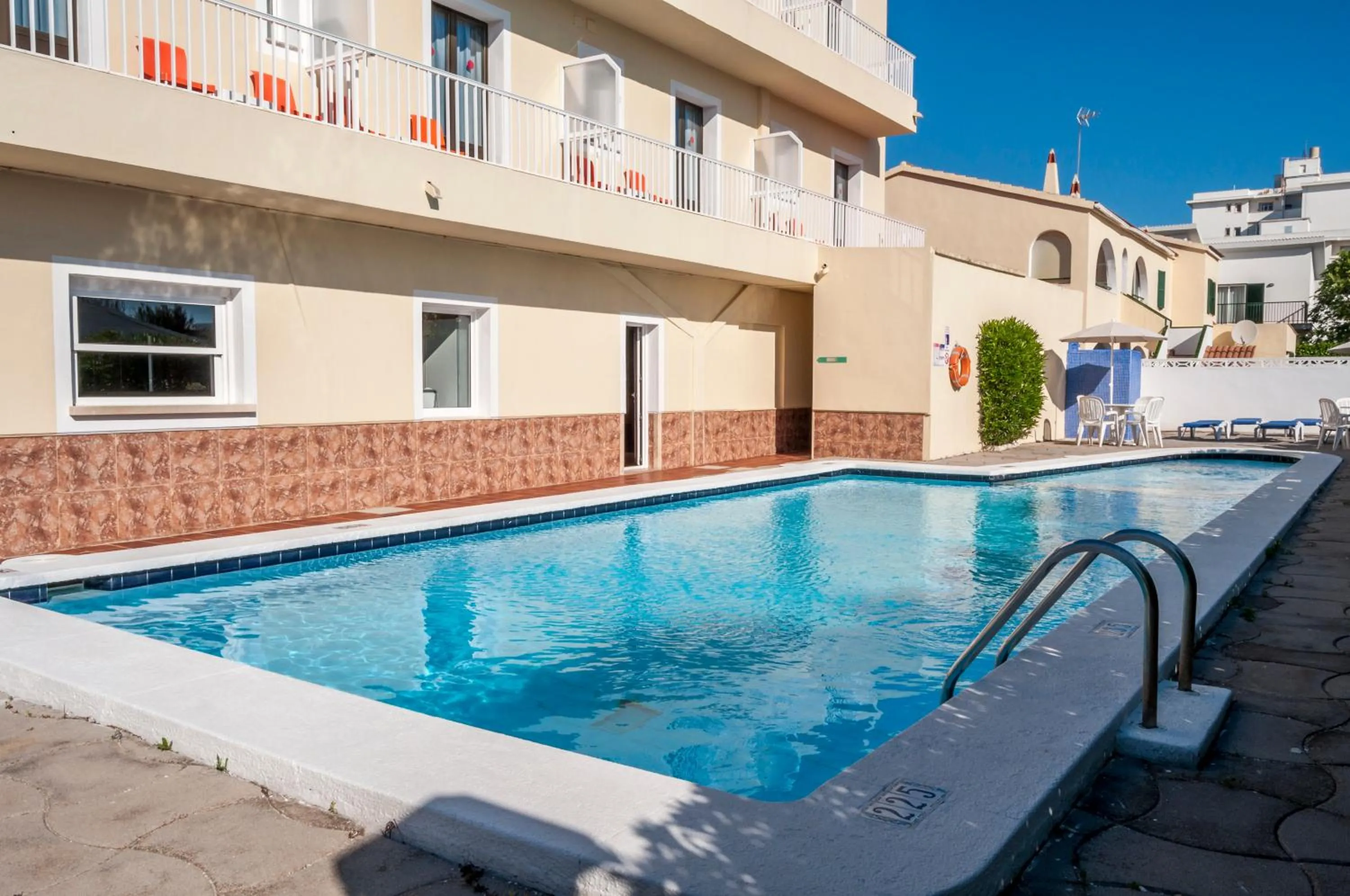Swimming pool in Hotel Madrid
