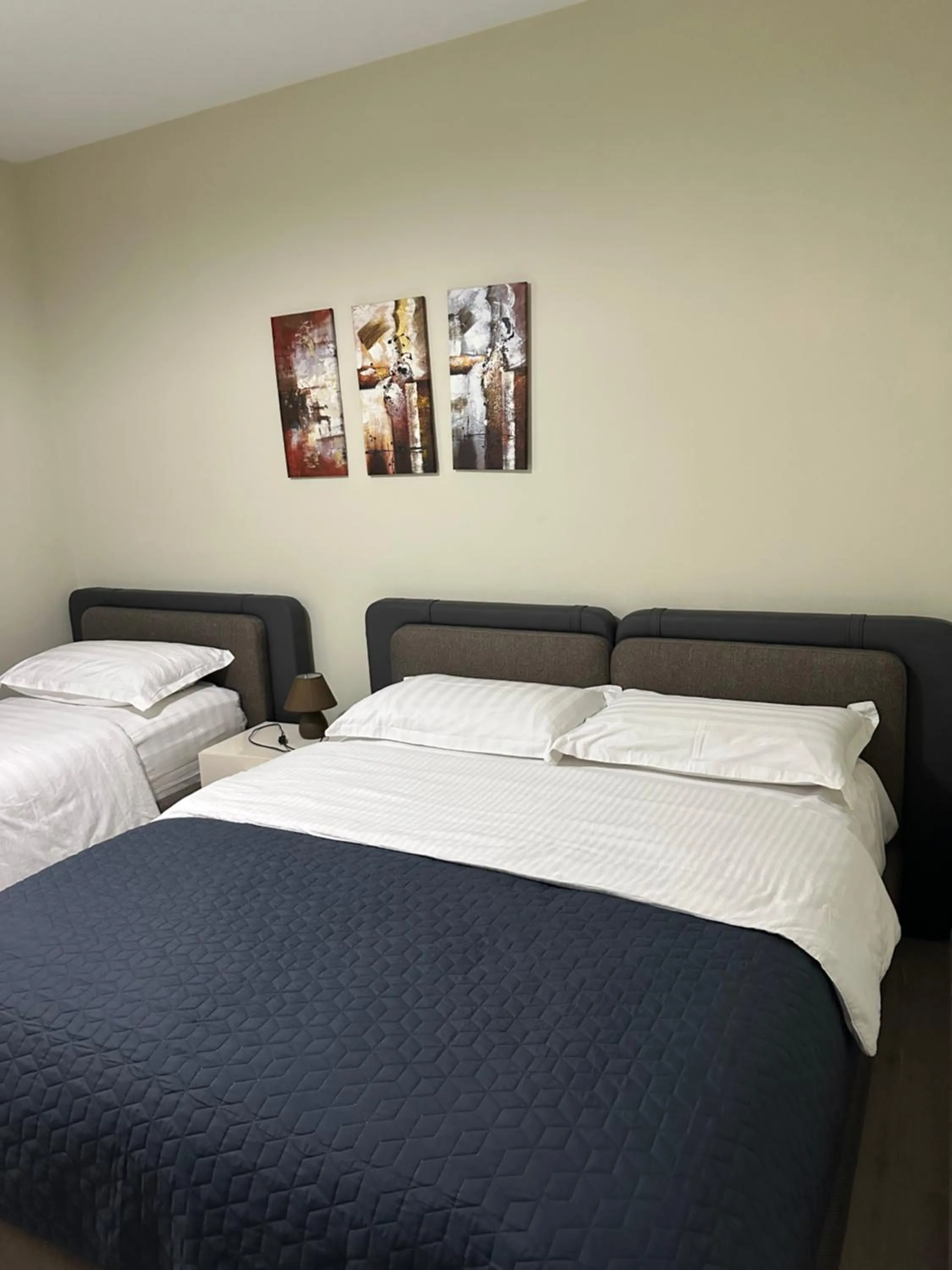 Bed in Brilant Apartament