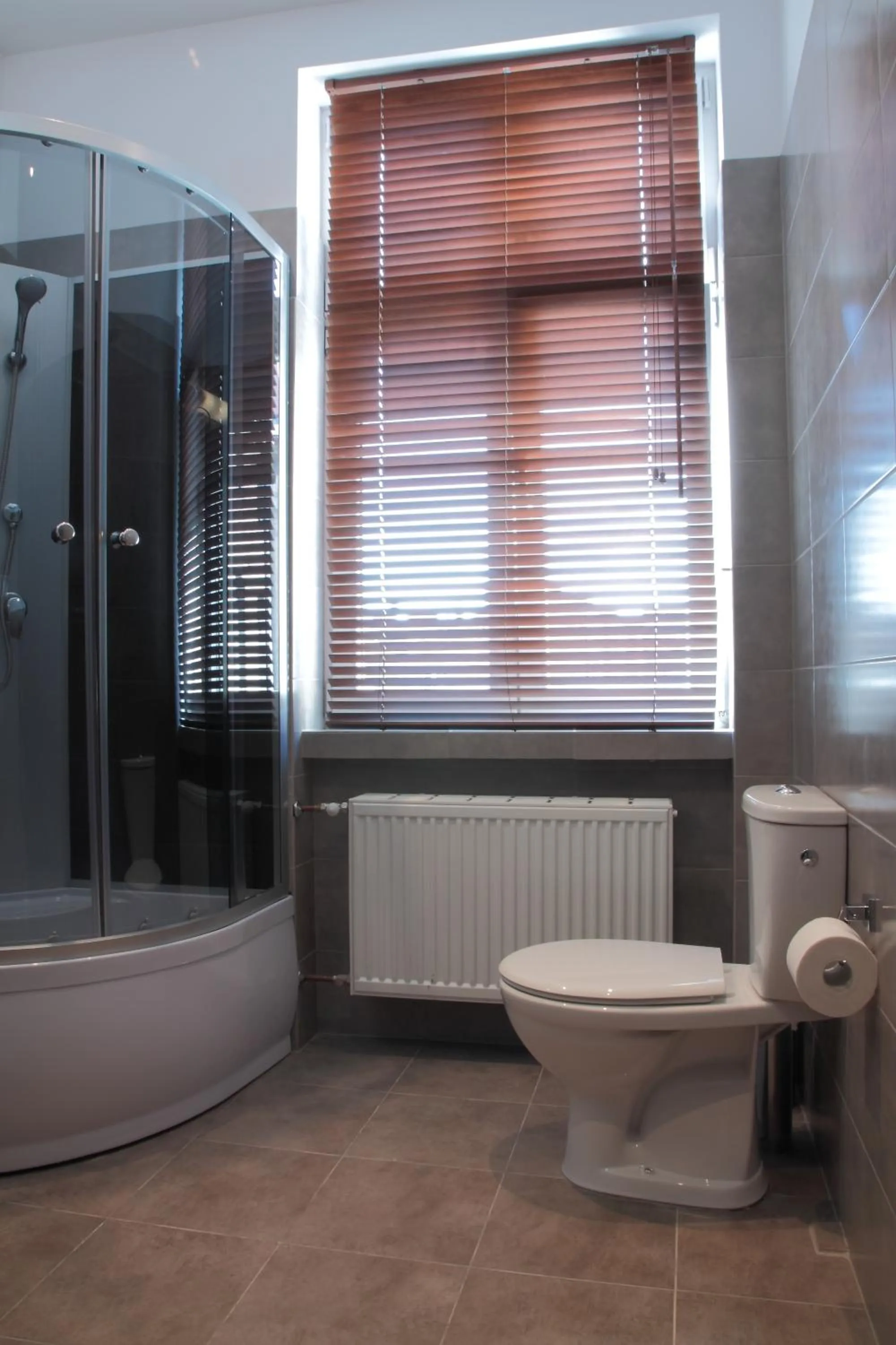 Shower in Glam House Apartments